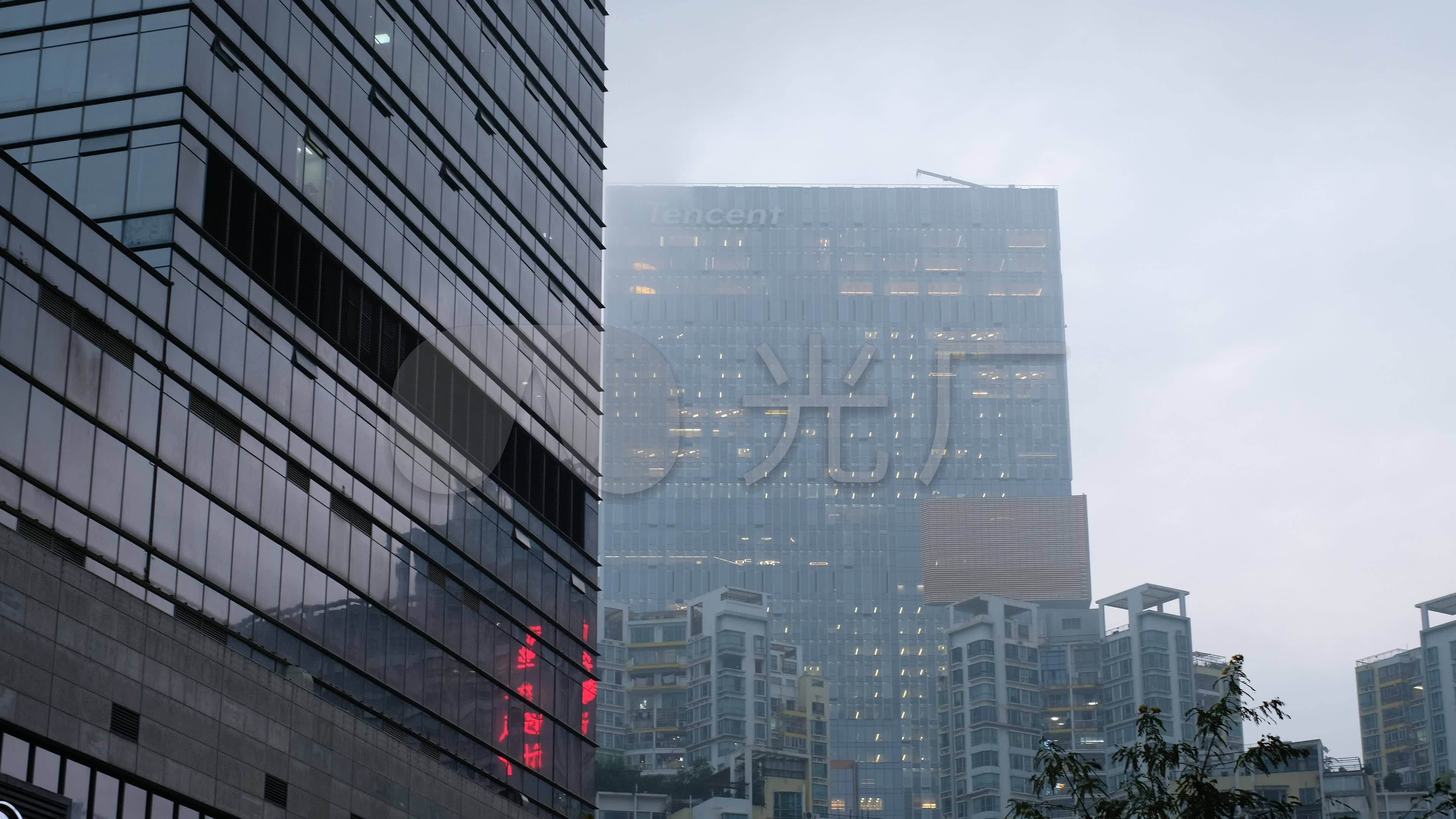 岸城雨天雾气云雾腾讯大楼建筑高楼4k