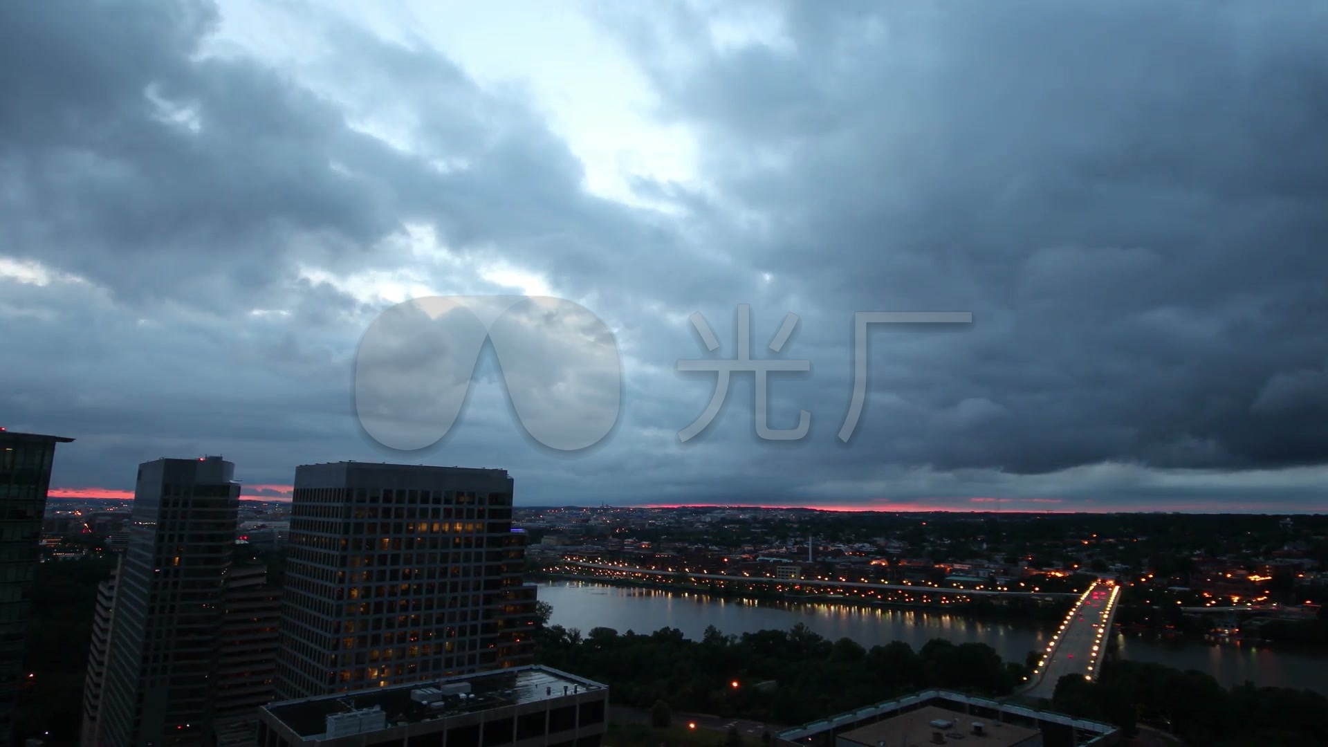 城市上空云层快速变化入夜延时摄影素材