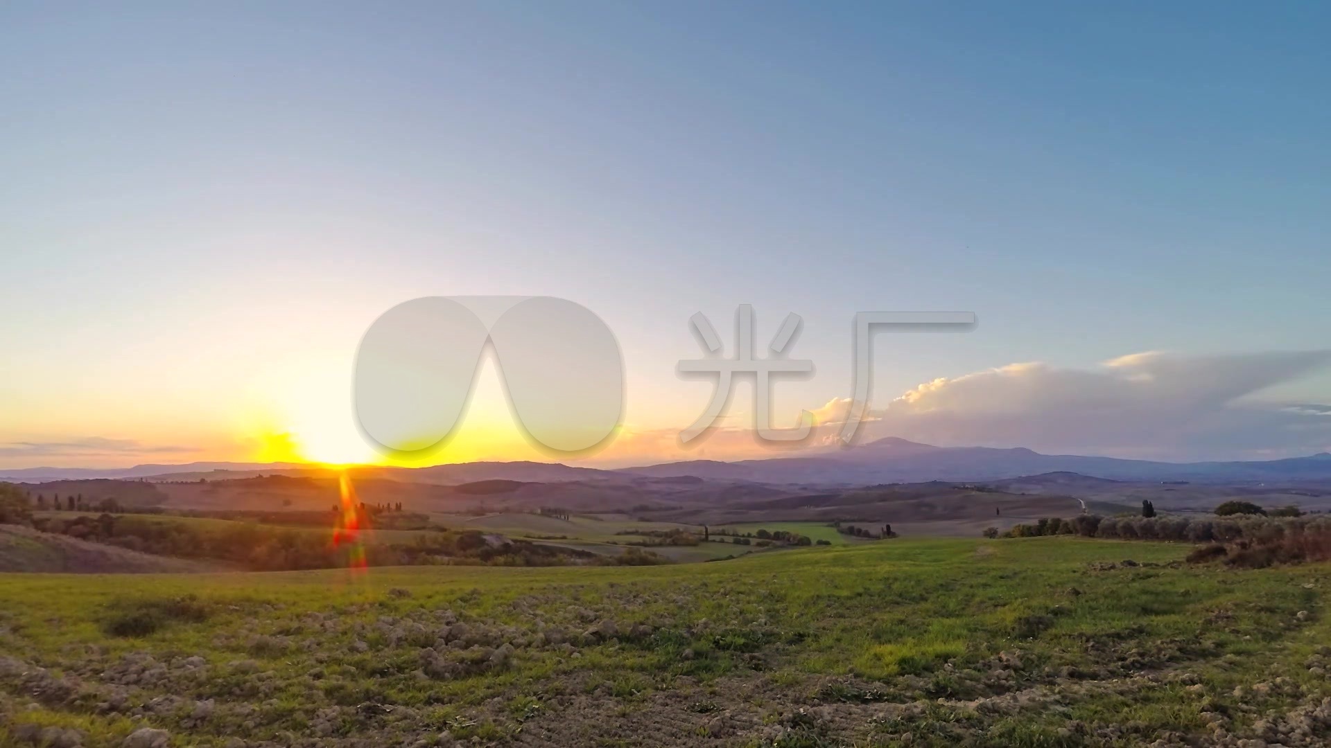 山丘草地优美风景太阳升起延时摄影素材