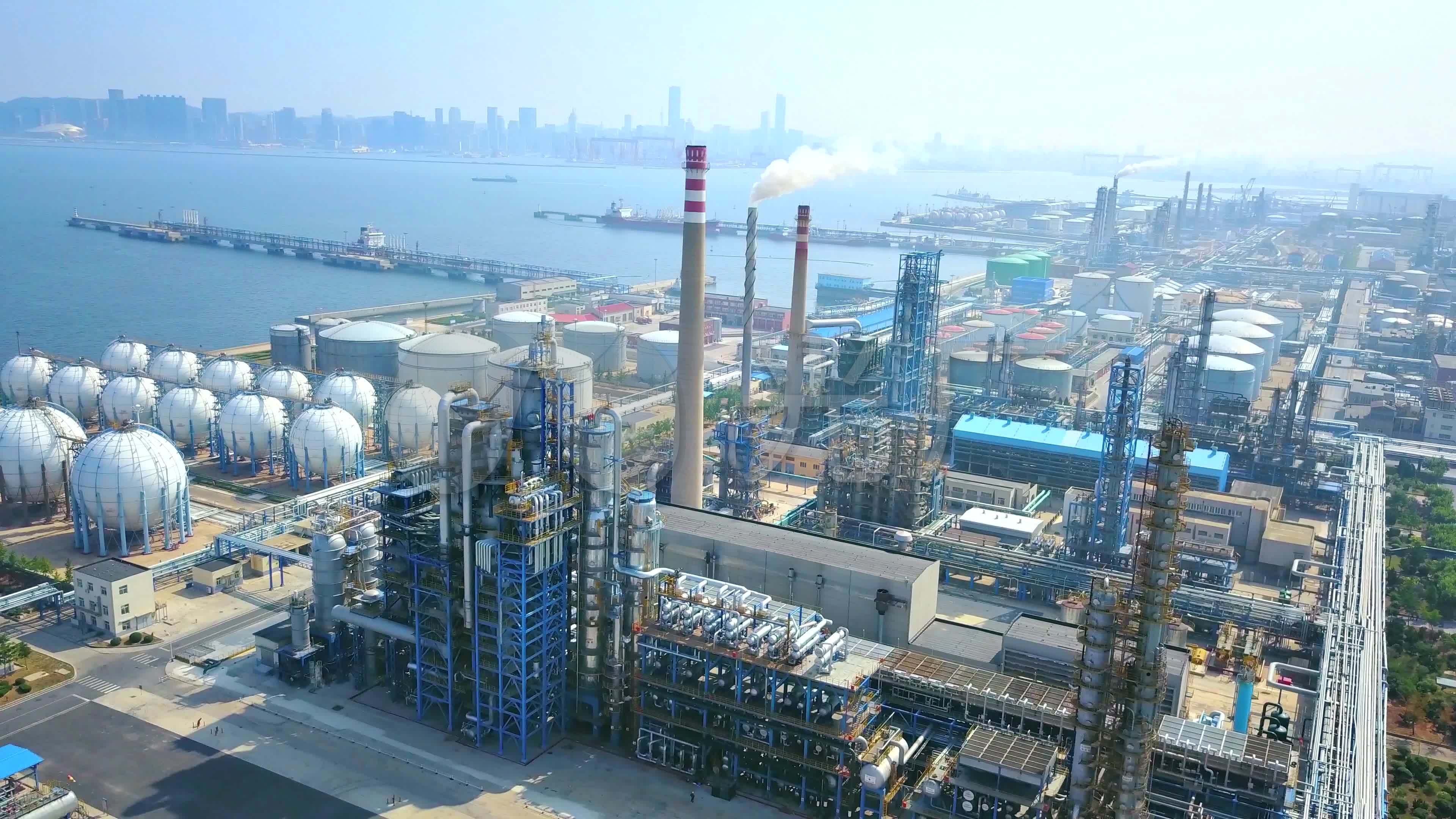 航拍海岸石油冶炼化工厂_3840x2160_高清视频素材下载