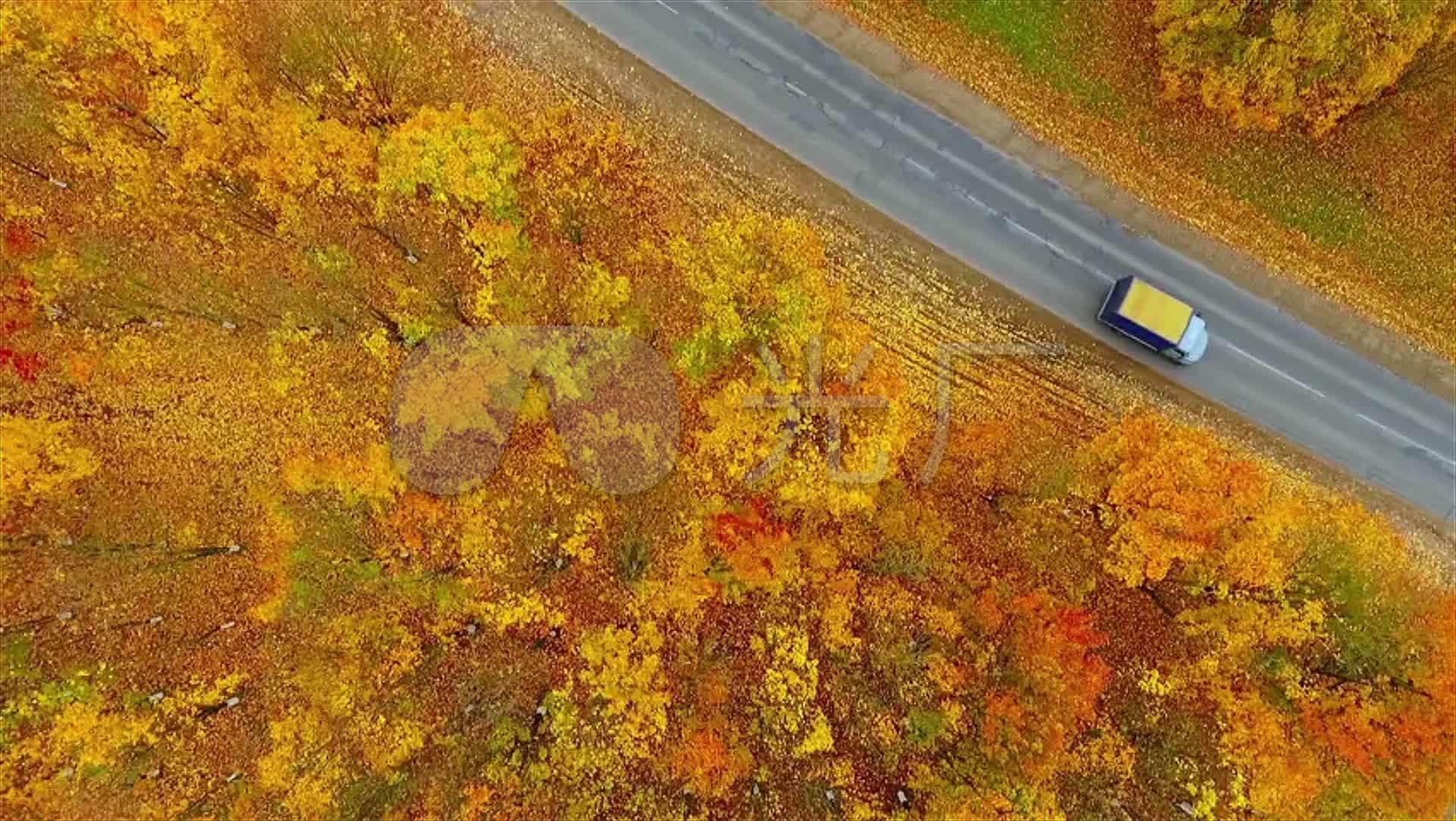 俯拍秋天公路风景_1920x1082_高清视频素材下载(编号