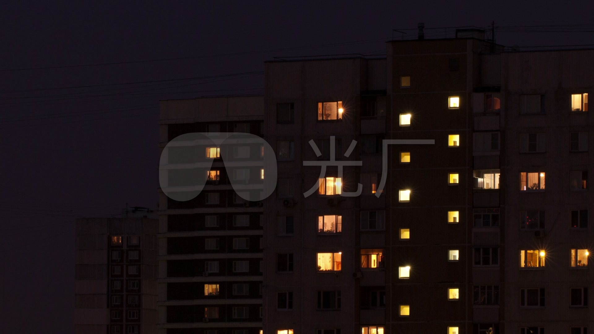 夜晚灯火通明的小区居民楼实拍视频_1920x1080_高清