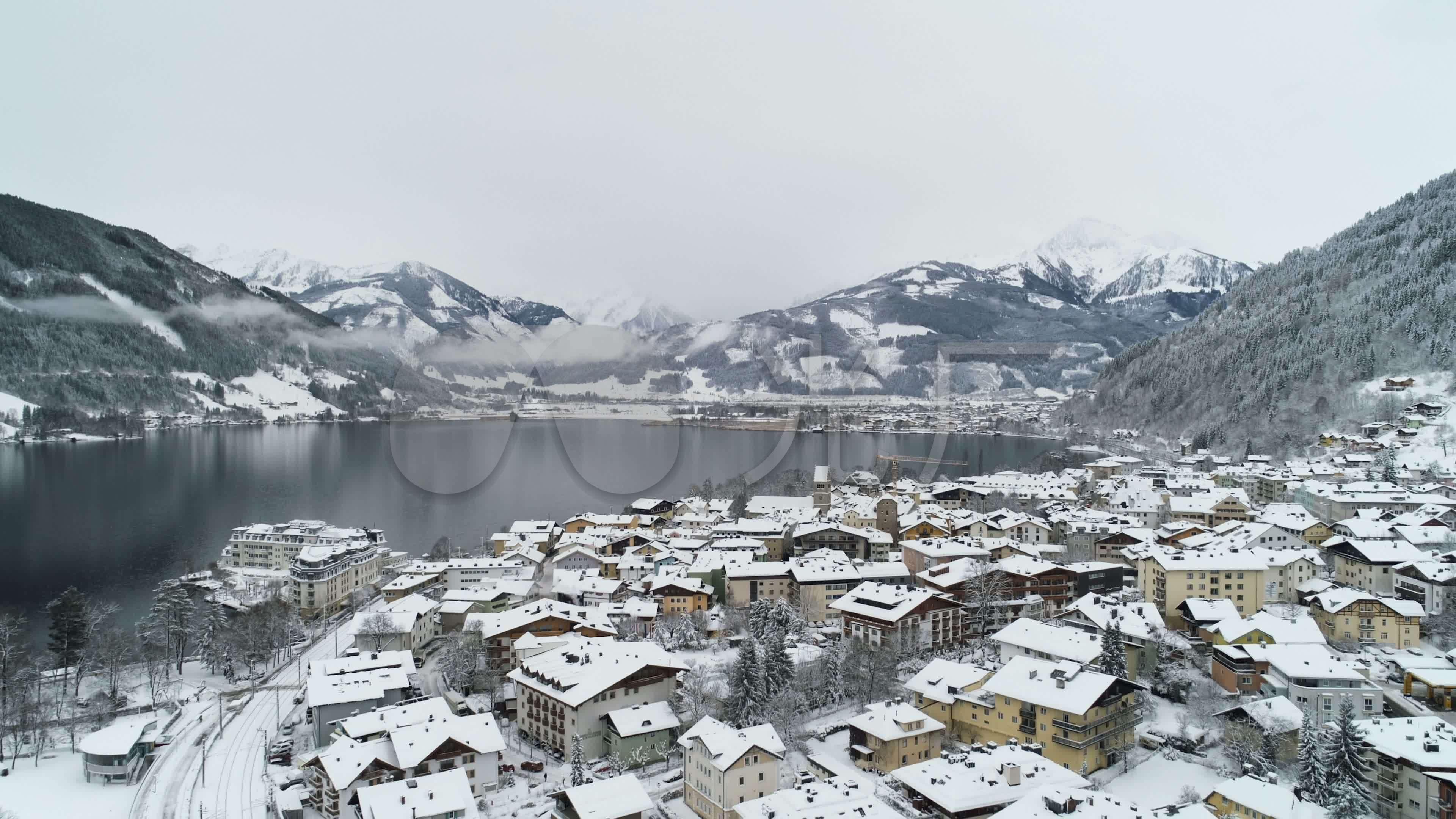 阿尔卑斯山脉下村庄雪景全景航拍