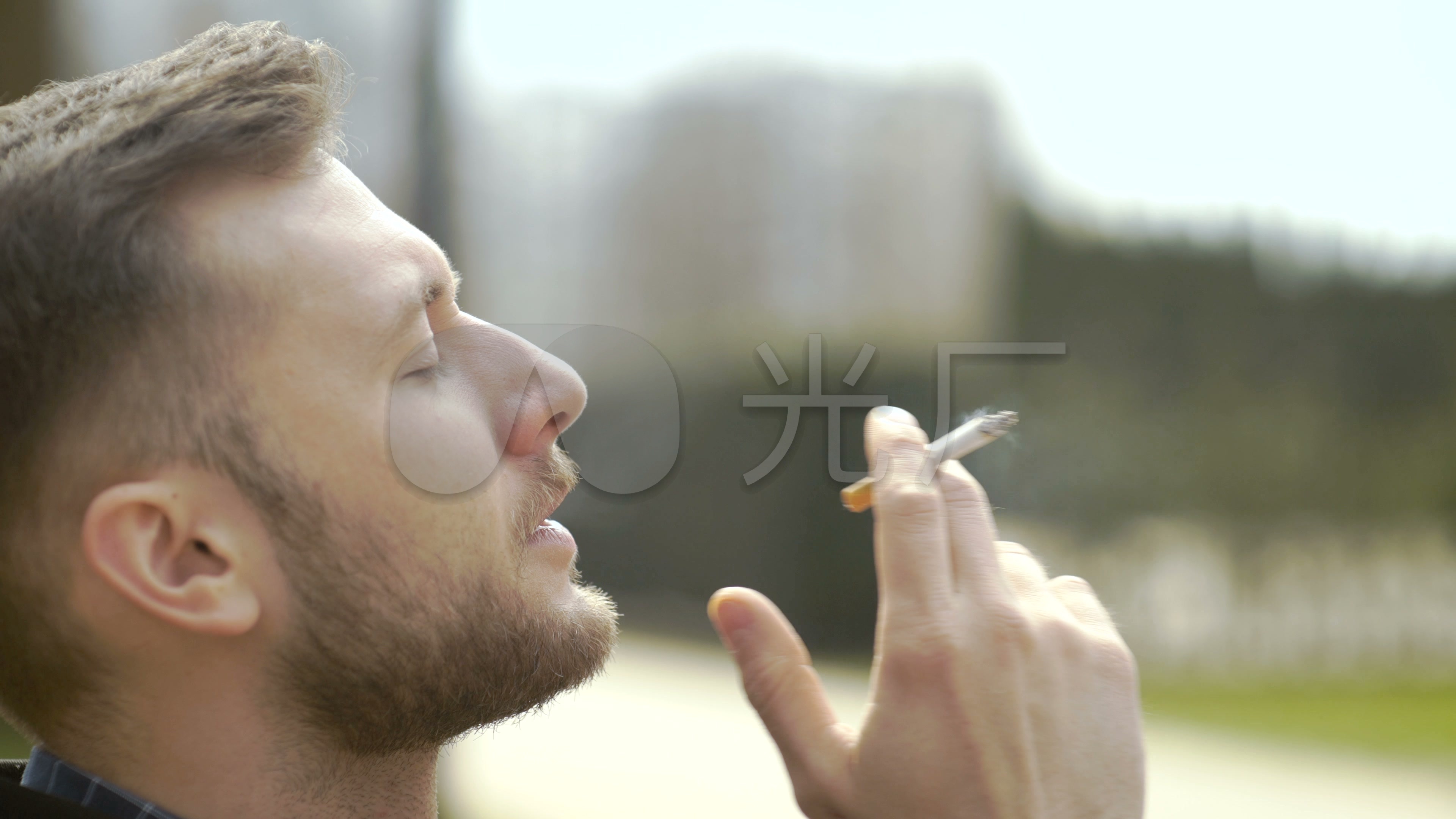 男子抽烟抽烟思考吸烟尼古丁_3840x2160_高清视频素材