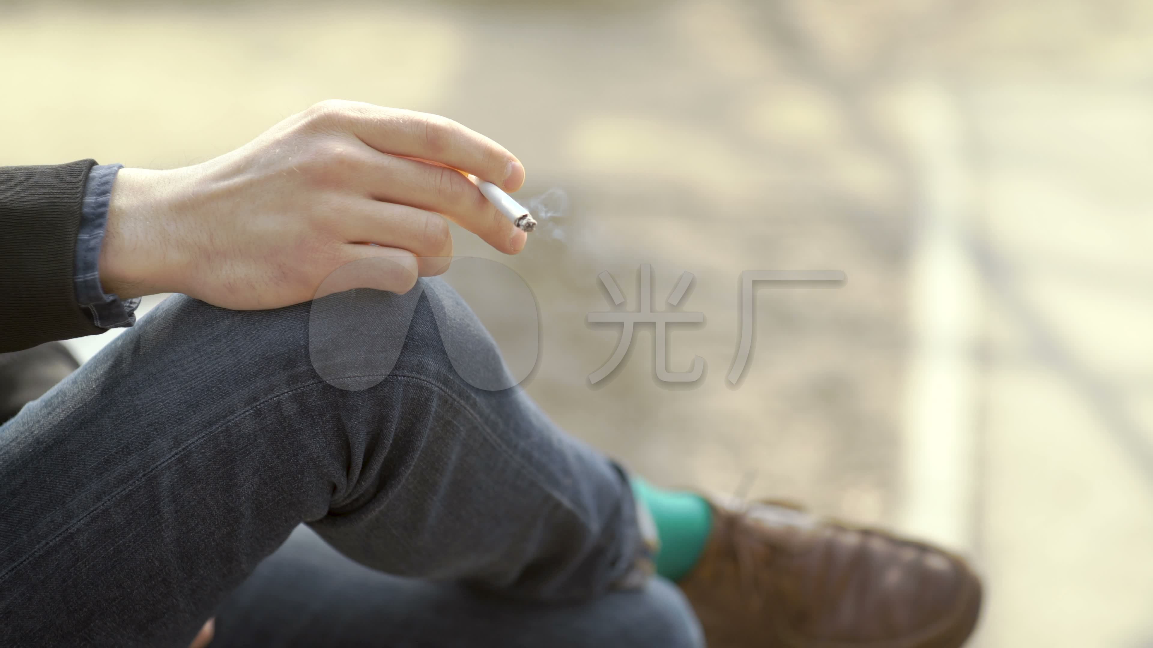 男子抽烟抽烟思考_3840x2160_高清视频素材下载(编号