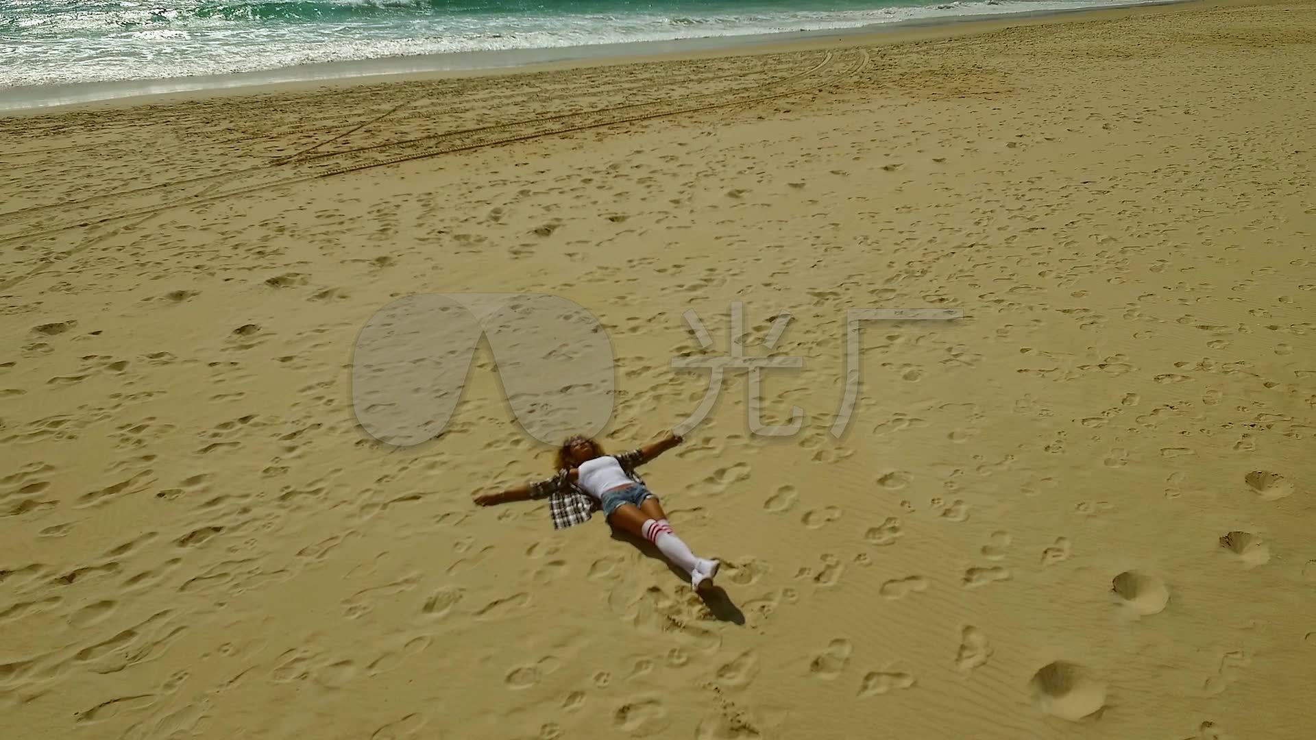 女子躺在沙滩上享受阳光_1920x1080_高清视频素材下载(编号:2844746)