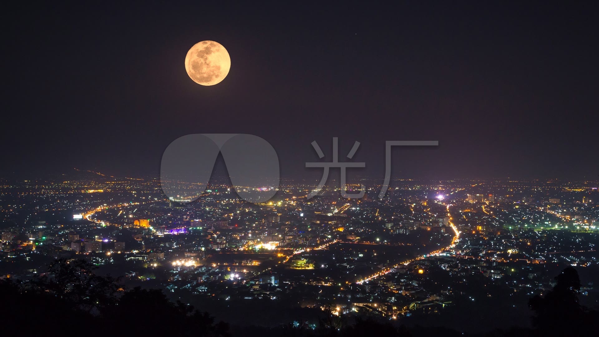 夜晚城市月亮慢慢升起圆月明亮