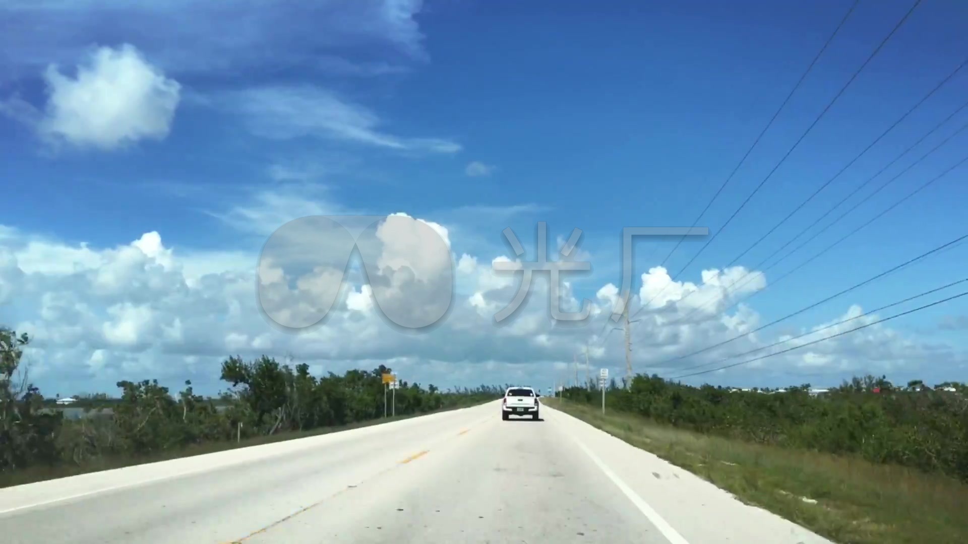 路上风景大海蓝天白云公路汽车