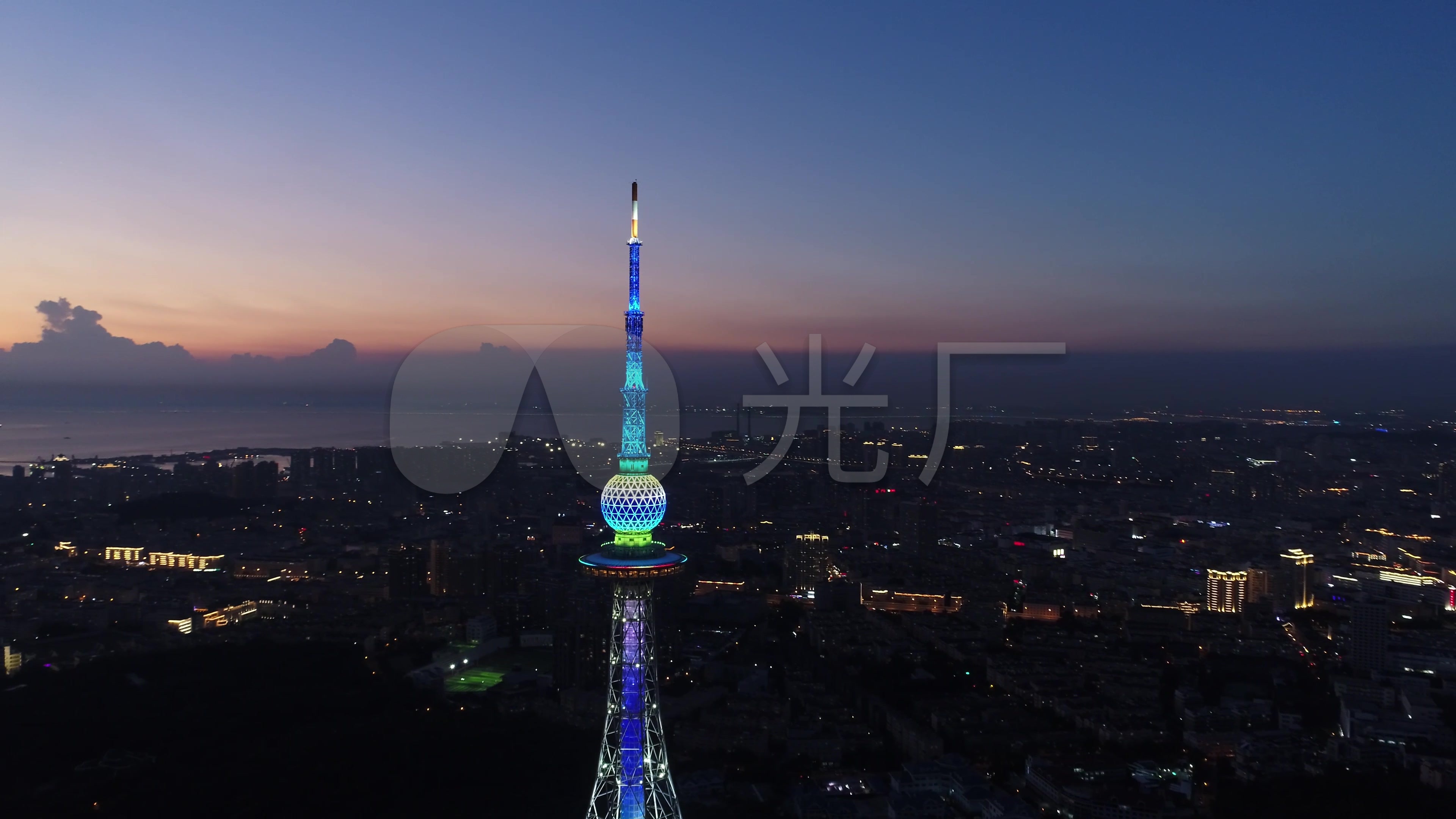 青岛电视塔黄昏夜景航拍4k_3840x2160_高清视频素材