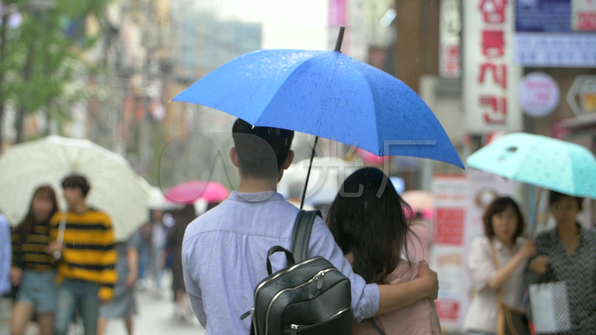 雨天情侣打伞亲密无间_1920x1080_高清视频素材下载