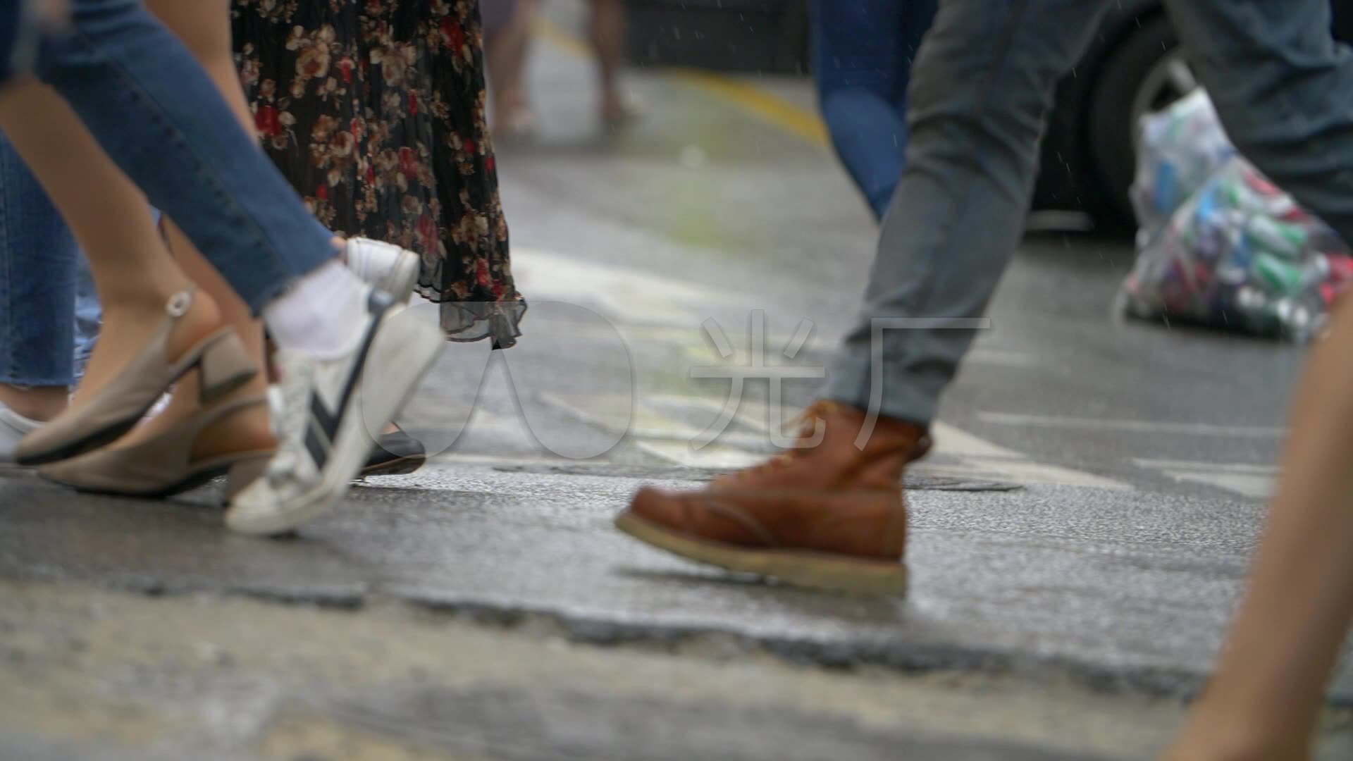 城市街道人走脚步特写素材