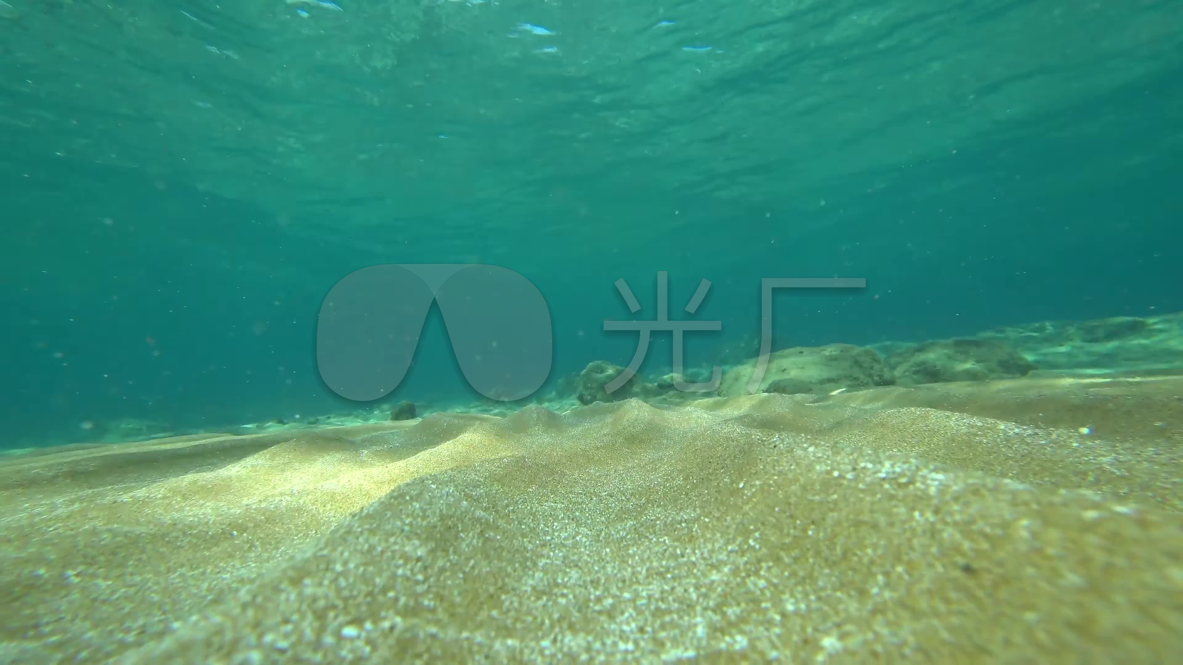 清澈海底沙滩实拍游鱼4k视频素材_3840x2160_高清视频