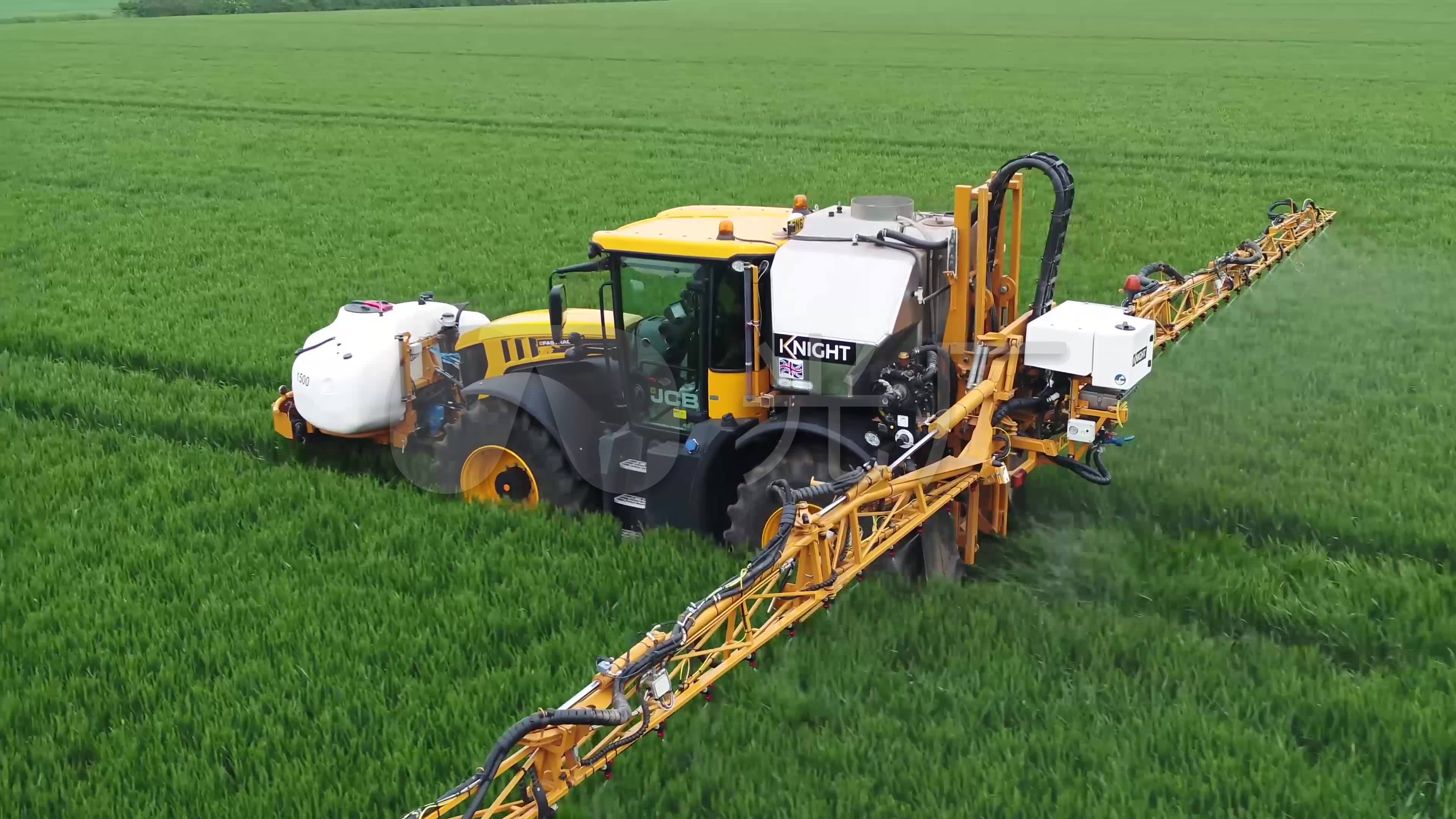 4k现代农业机械麦田浇灌