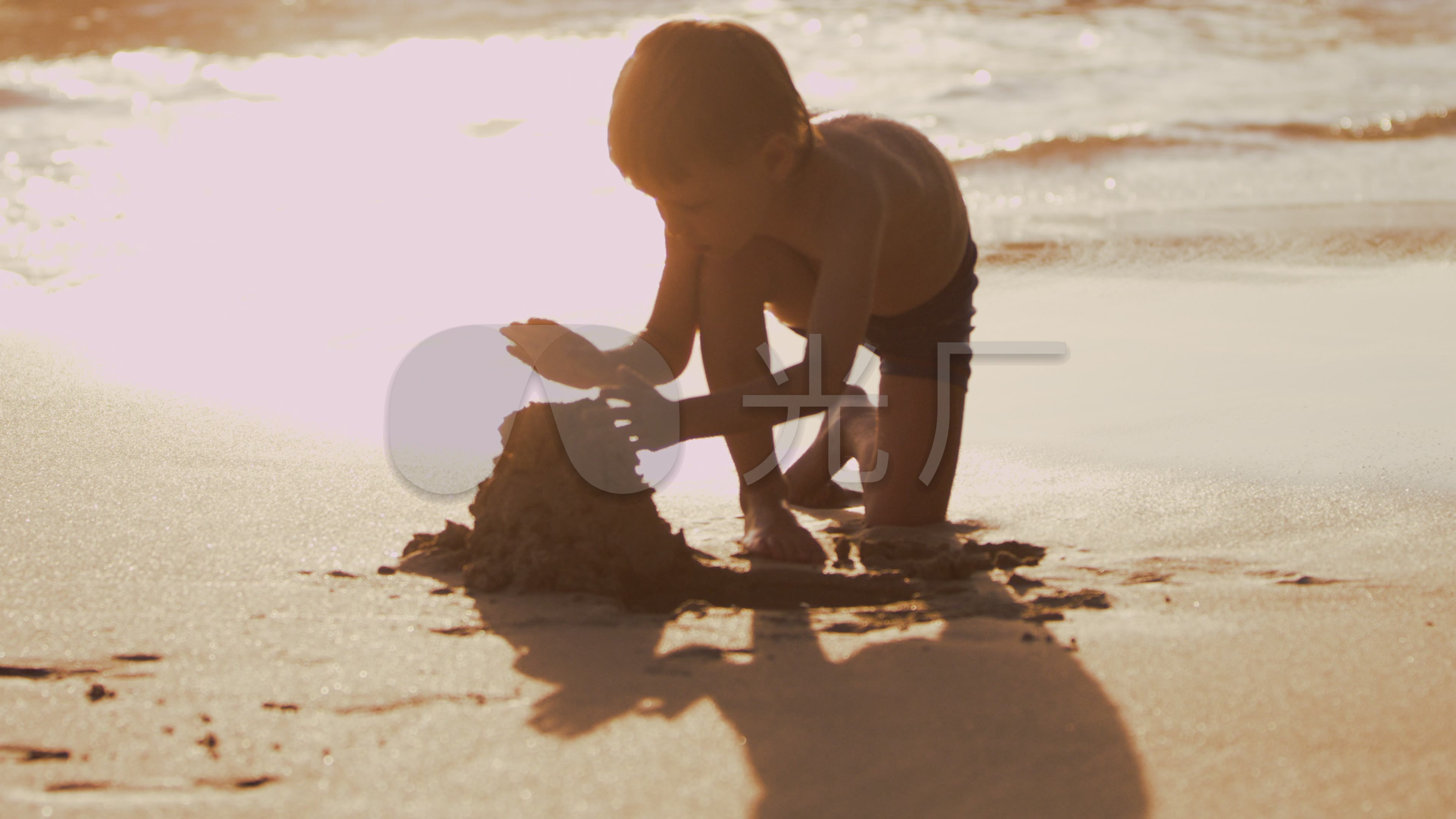 小男孩在沙滩上用铲子在沙地上挖洞照片摄影图片_ID:428638191-Veer图库
