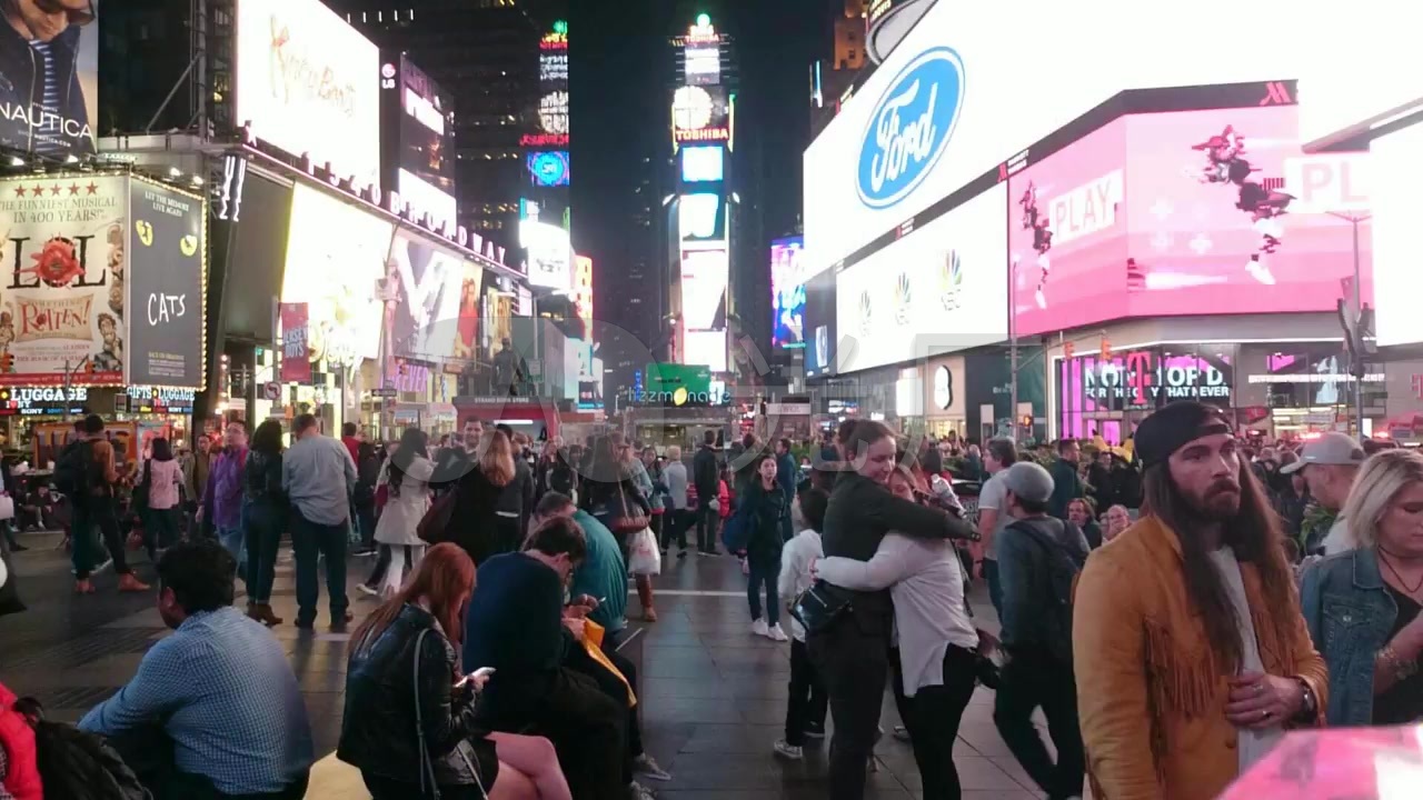 繁华商业街街头人流夜生活