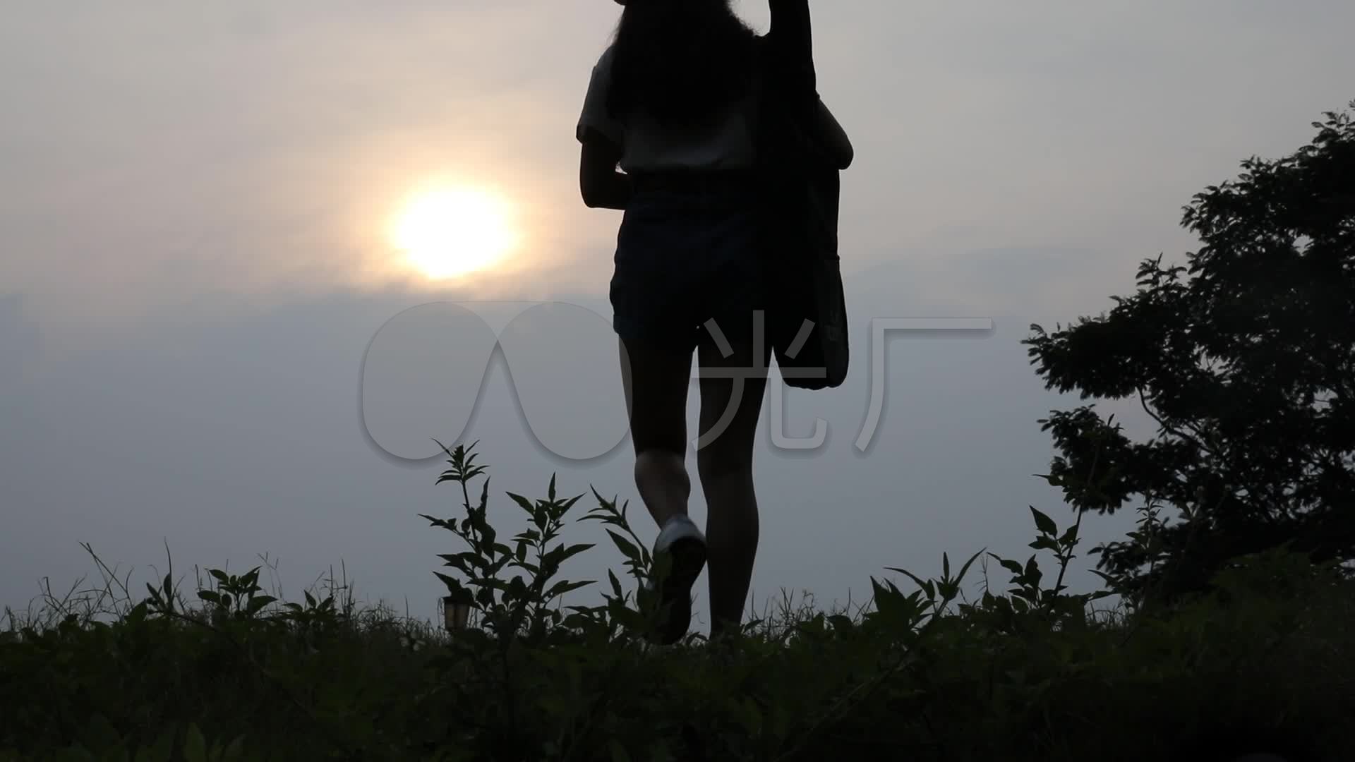 旅游自然背着背包徒步岸边散步背景图片下载 - 觅知网