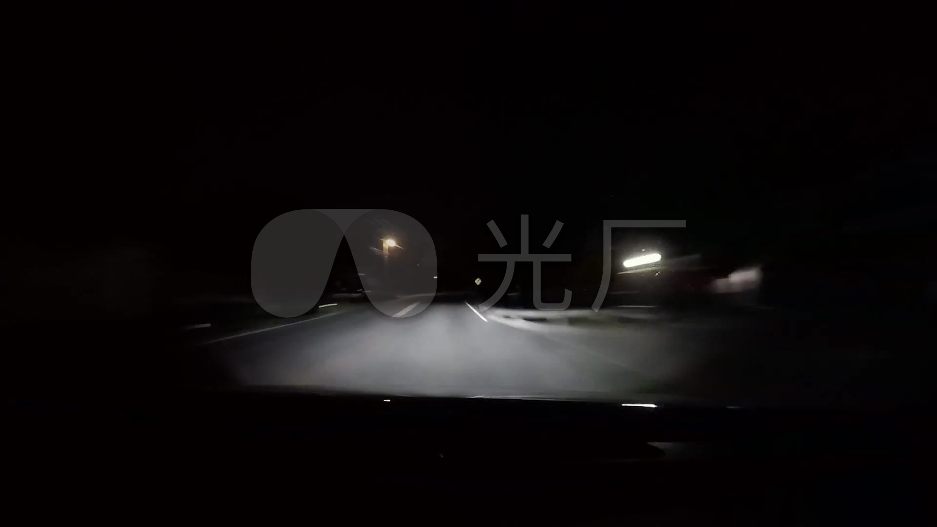 夜晚开车视角红绿灯路灯