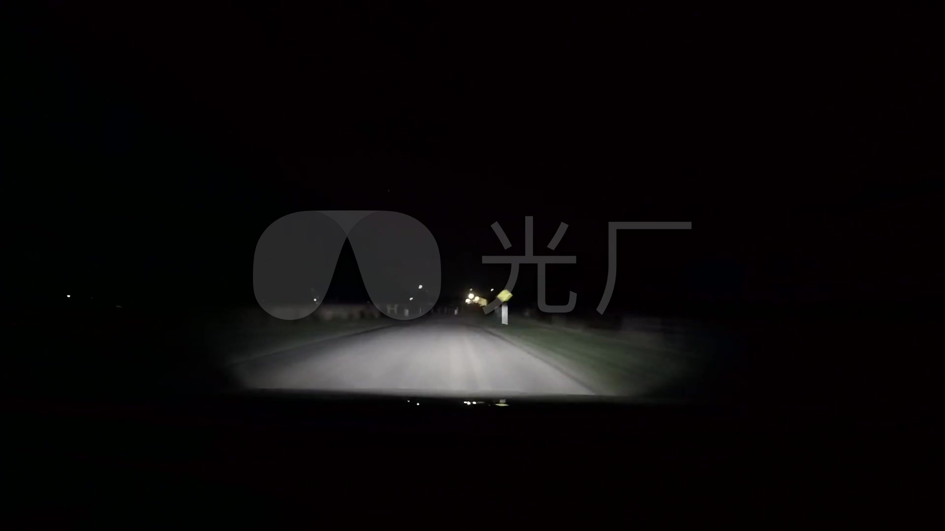 夜晚开车视角红绿灯路灯