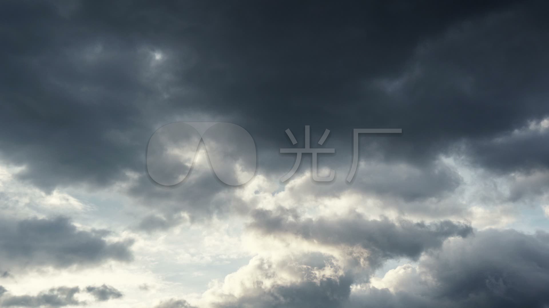 乌云飘动阴暗天气