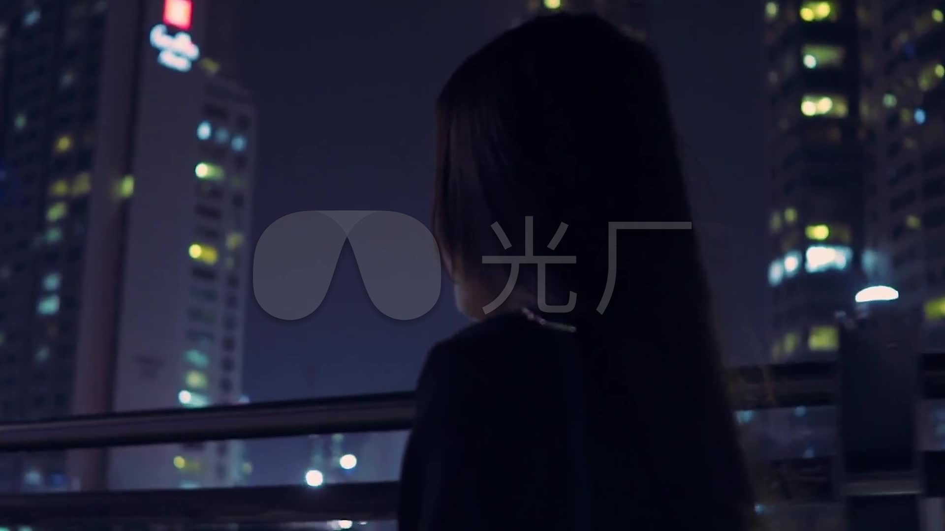 深夜城市霓虹灯下的行人