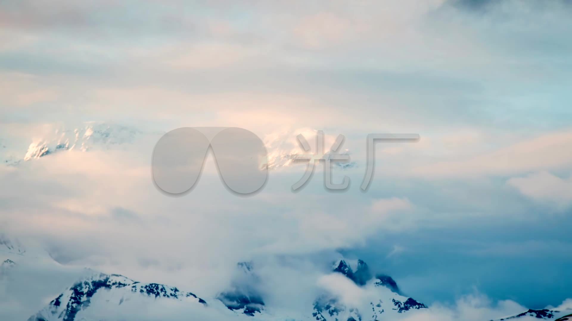 云端雪山大雾奇观