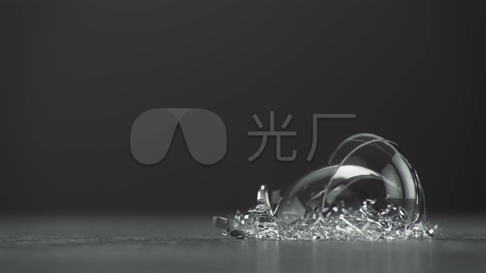 摔碎的玻璃球