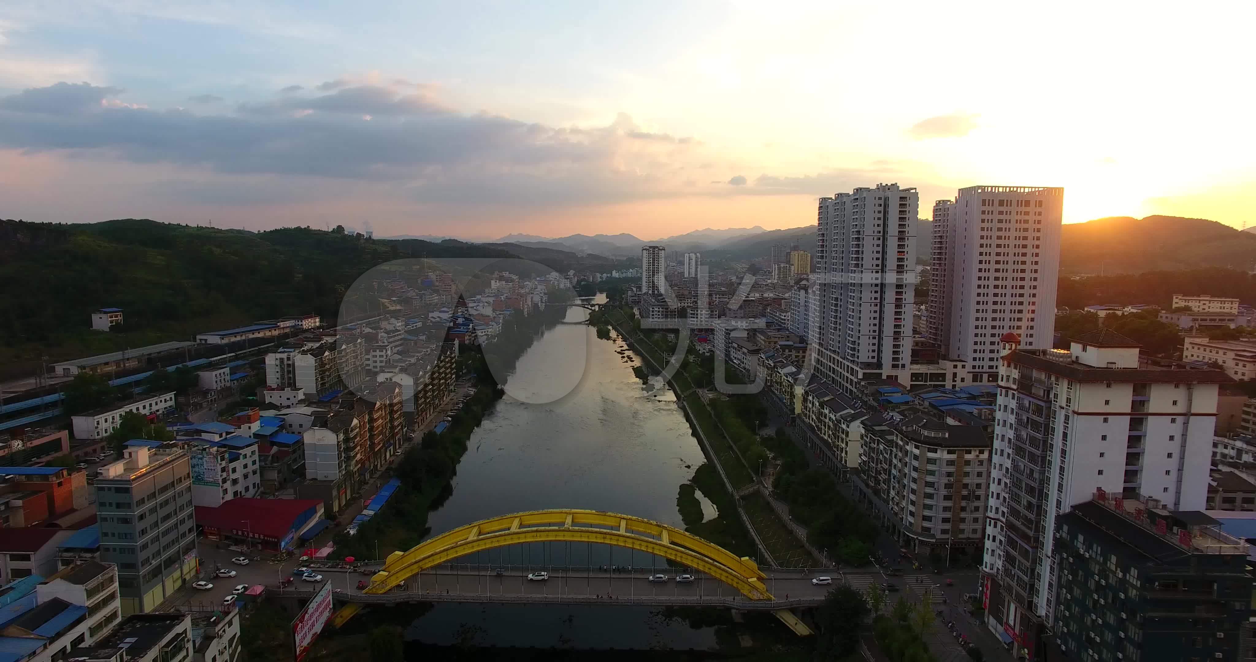 4k航拍岑巩县夕阳城市彩虹桥_4096x2160_高清视频素材