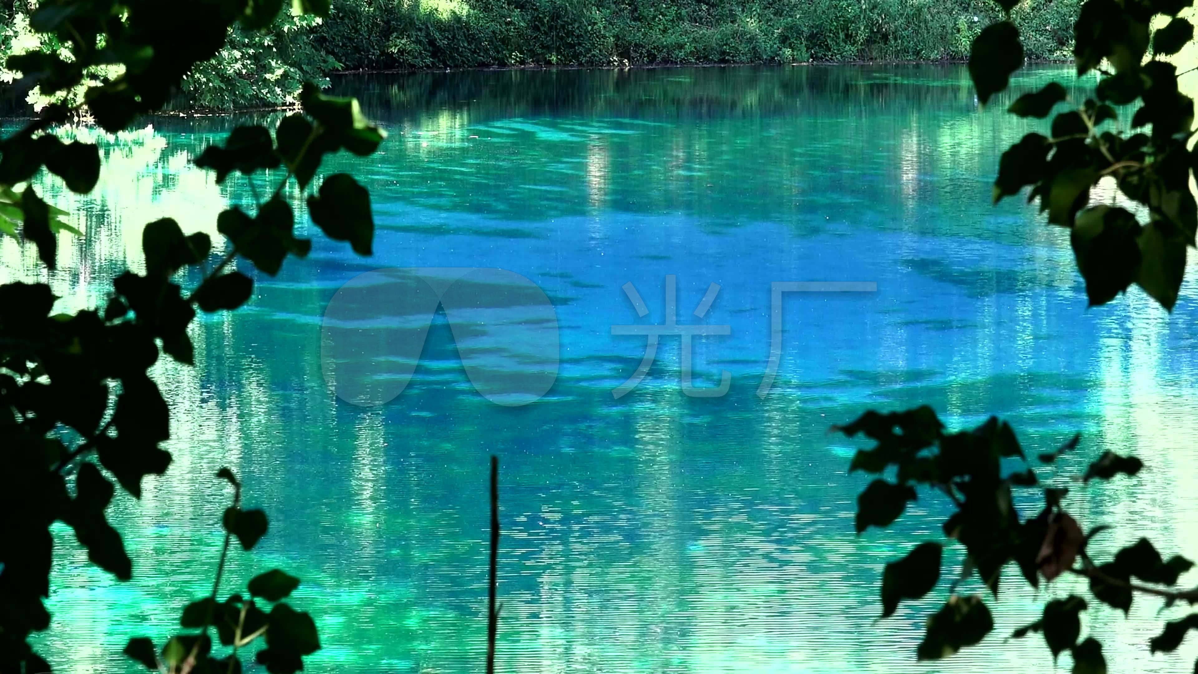 清澈碧绿的湖水