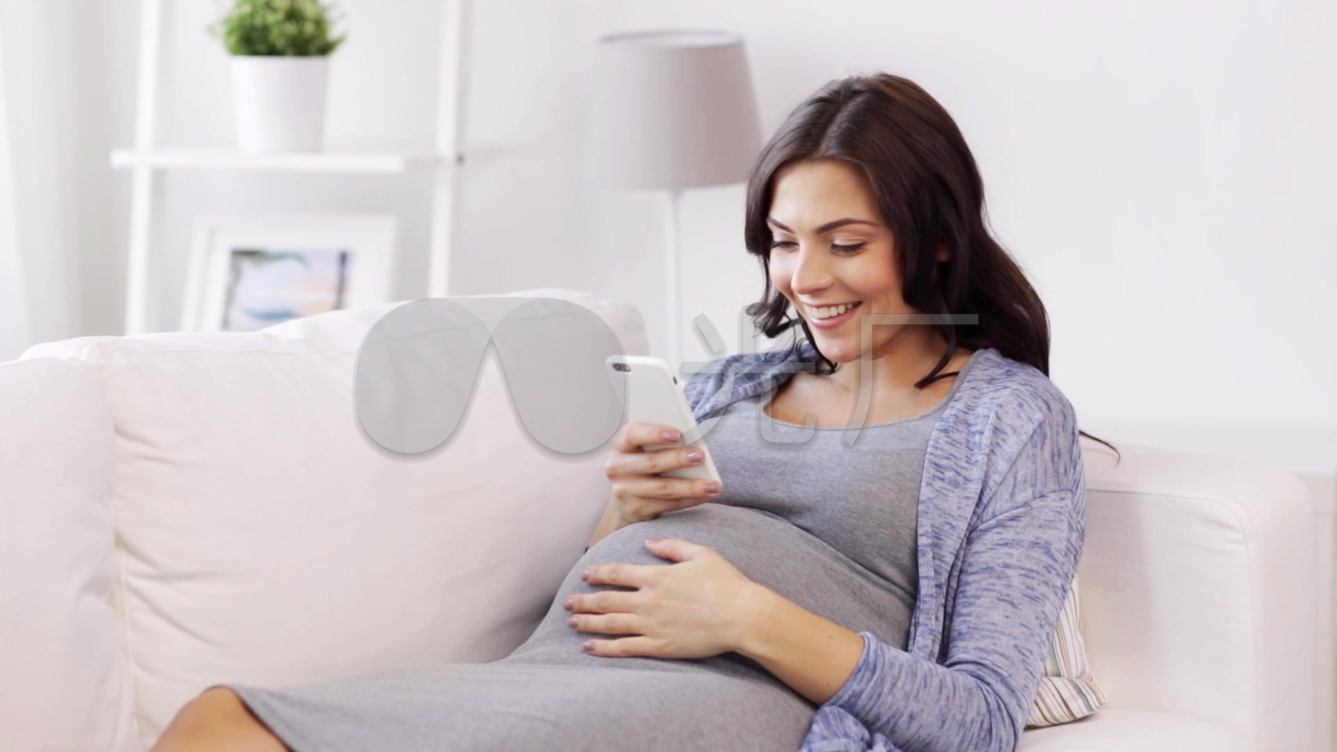 孕妇阅读孕妇看手机_1920X1080_高清视频素