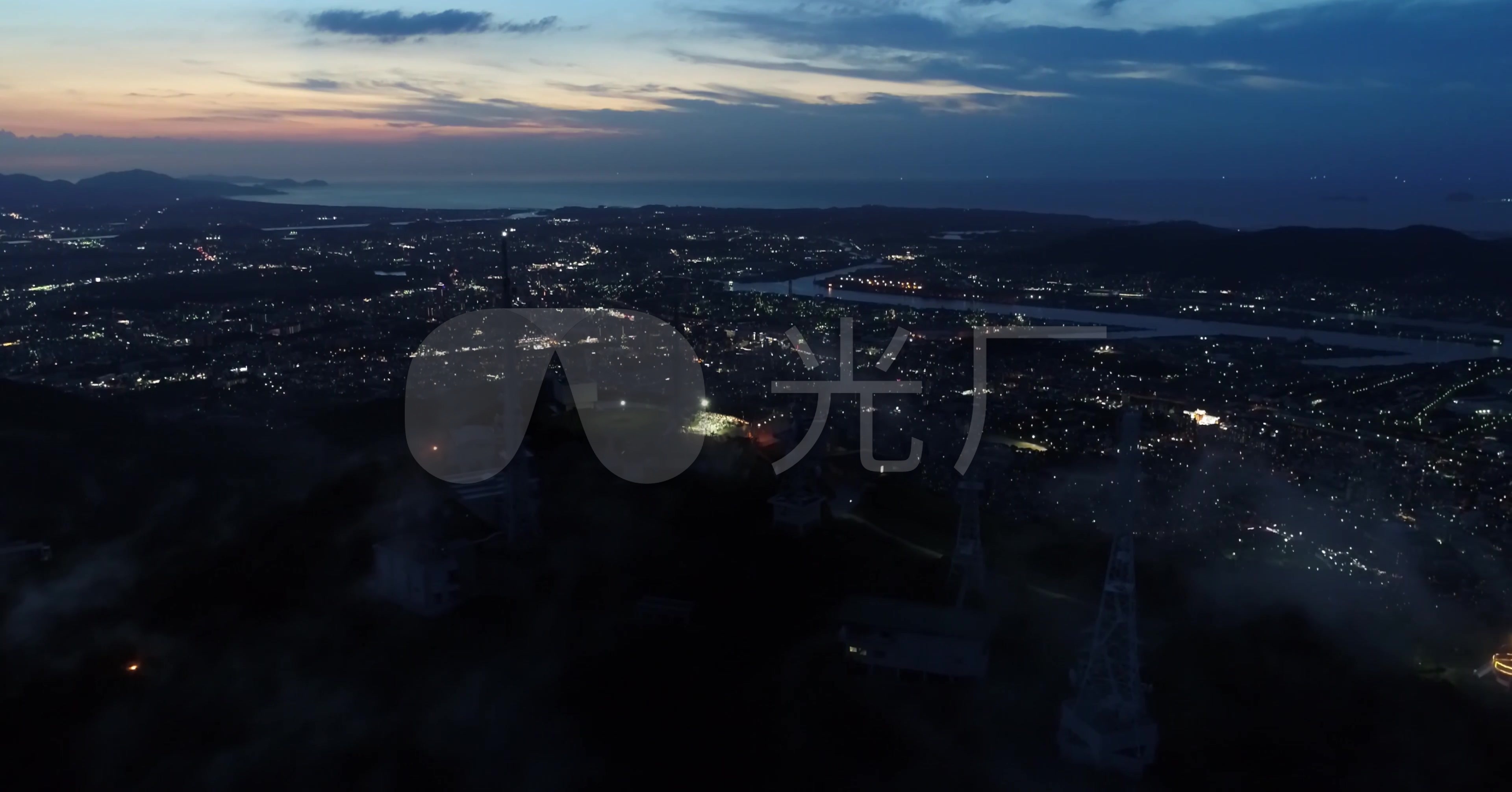 从清晨到夜晚在山顶上俯瞰整个城市