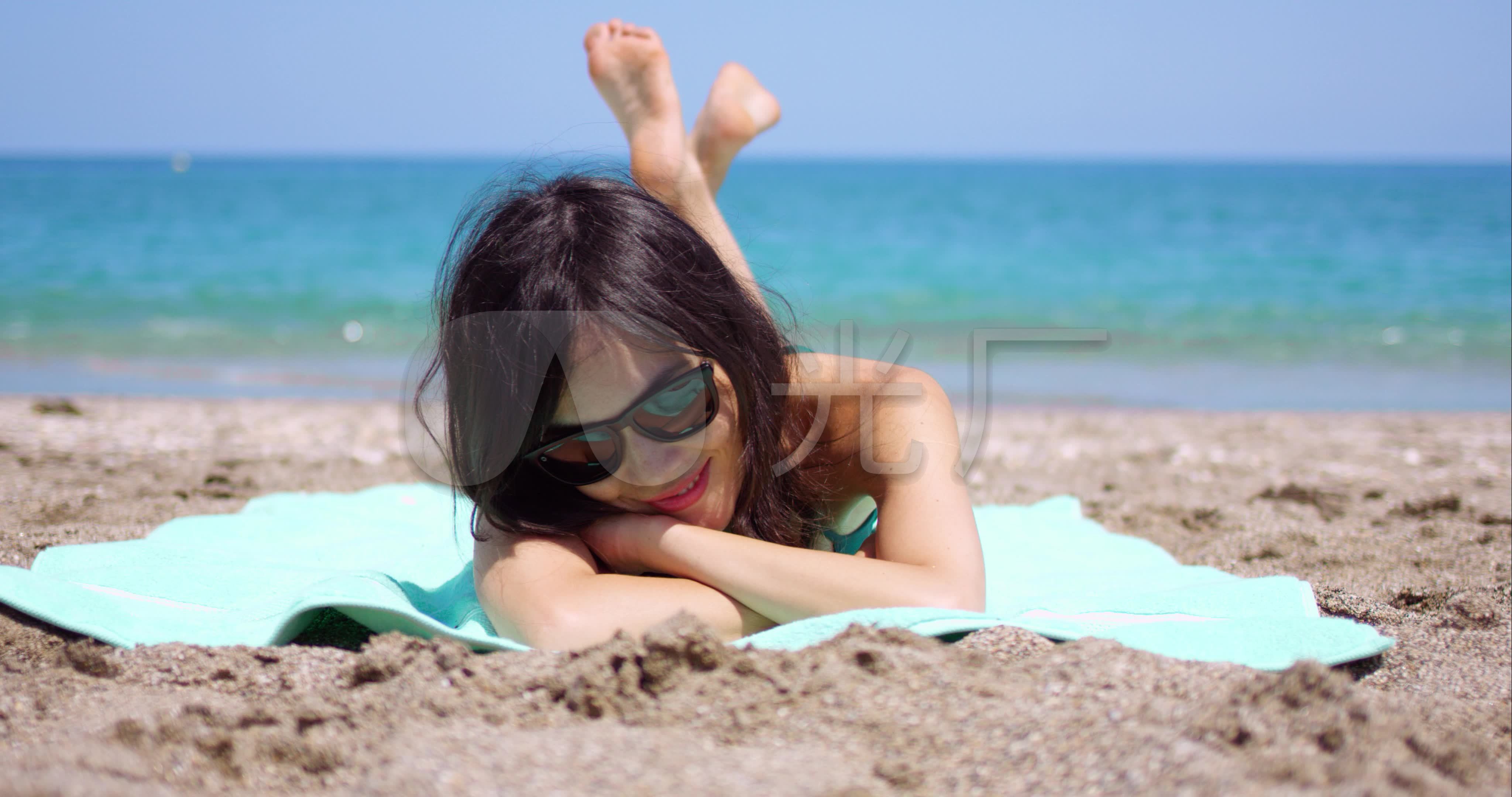 美女躺沙滩上日光浴_4096x2160_高清视频素材下载(:)