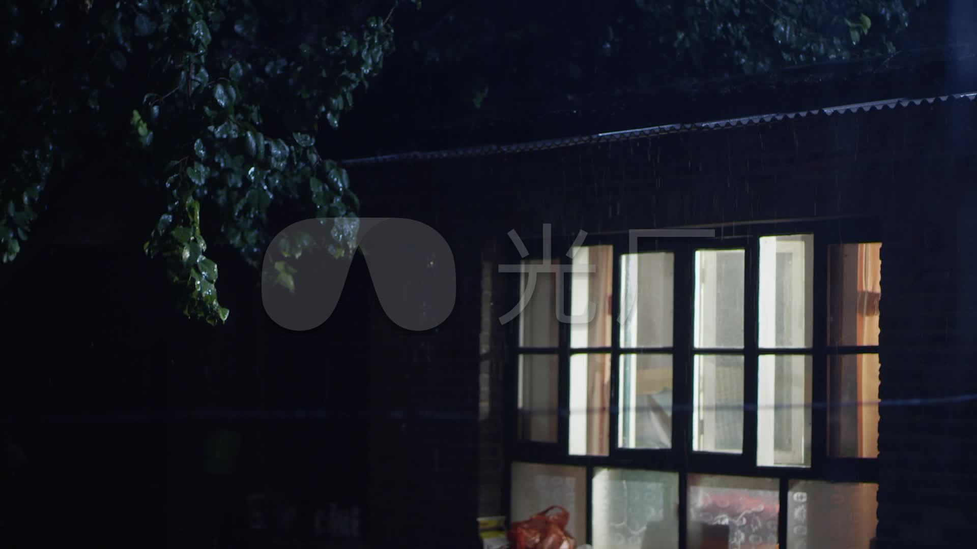 夜晚农村院子下雨窗户屋顶_1920x1080_高清视频素材