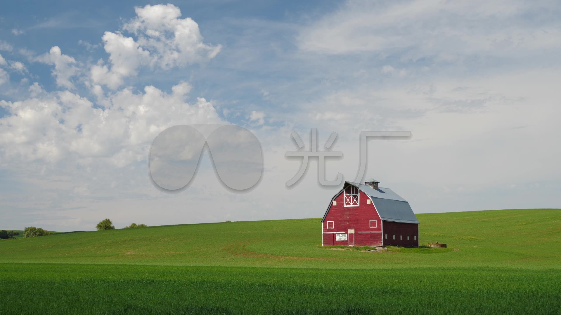晴天欧洲农场红房子中景