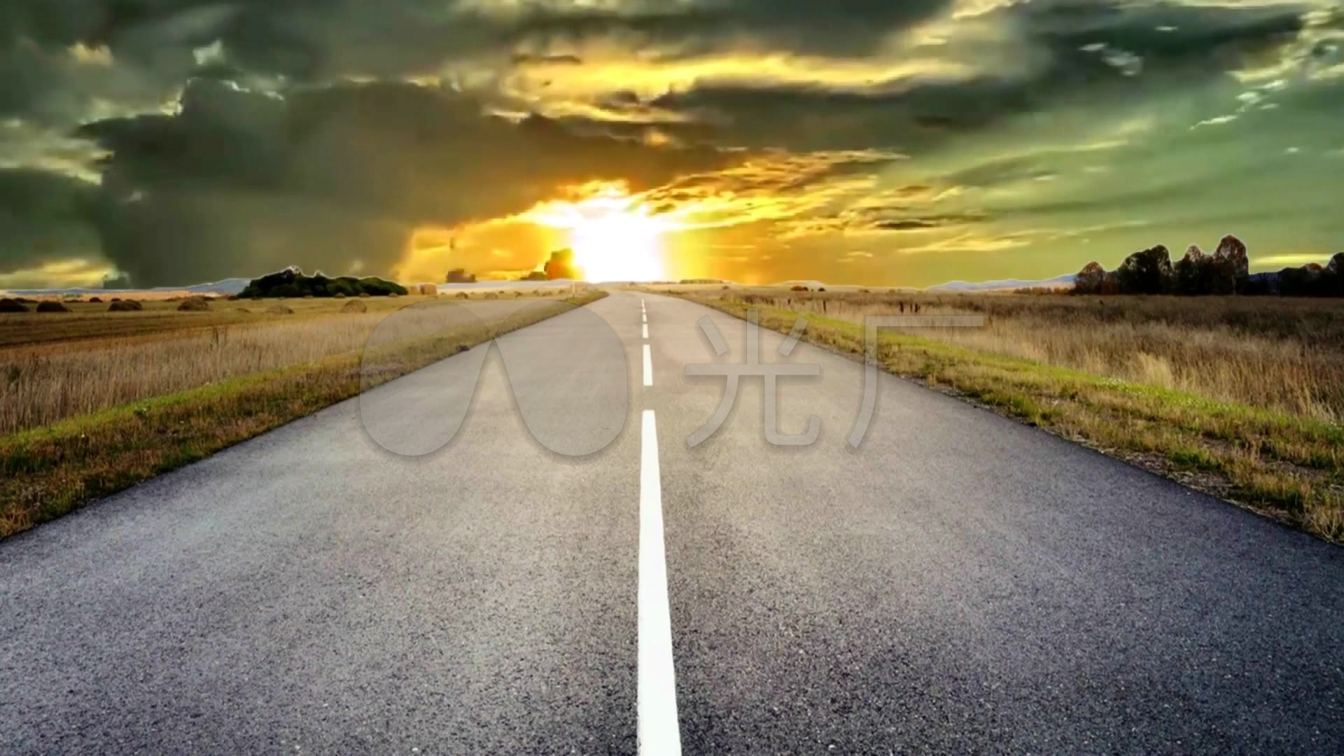 马路道路远方太阳光穿过云背景