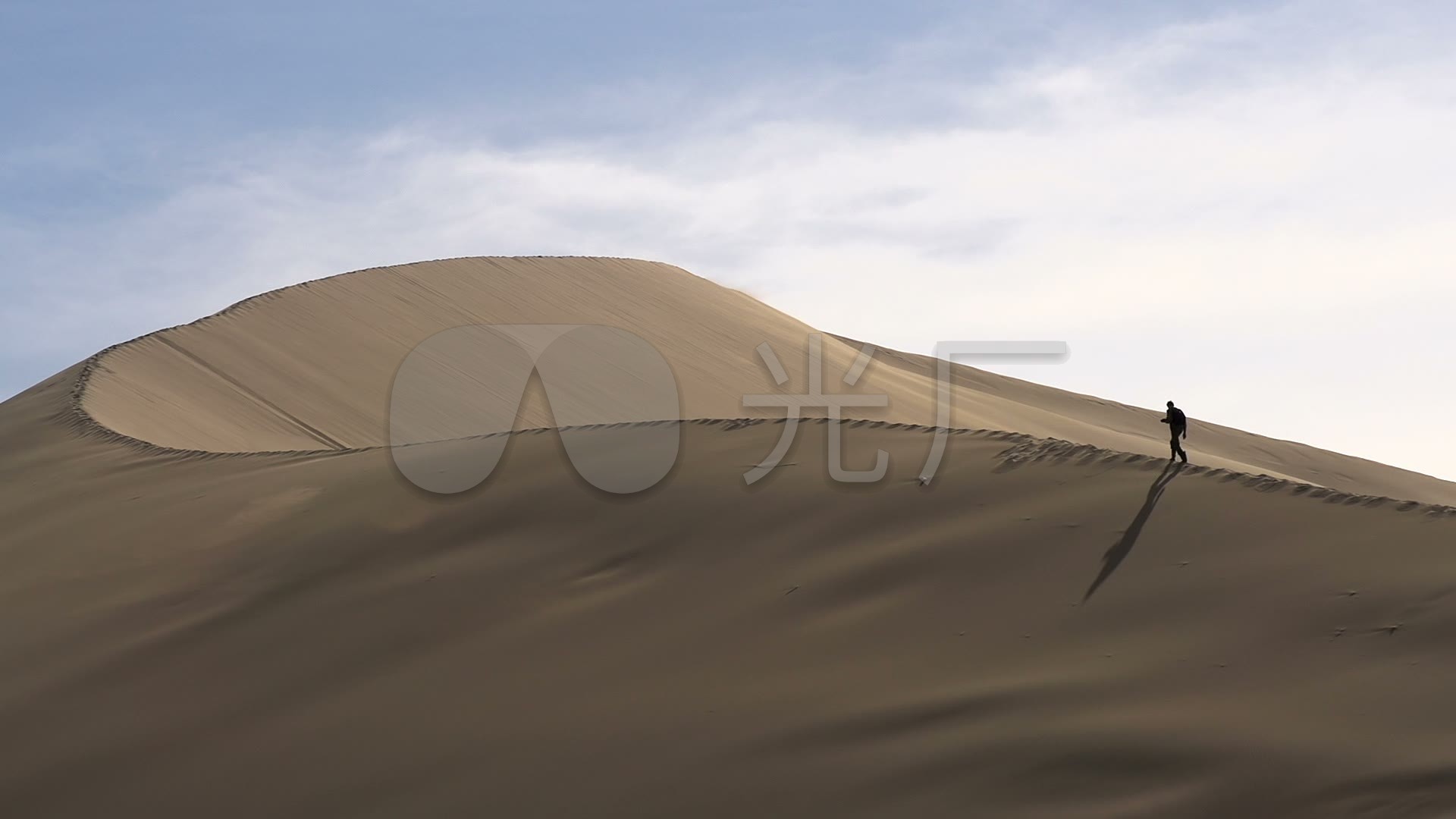 一个人漫步在沙漠中