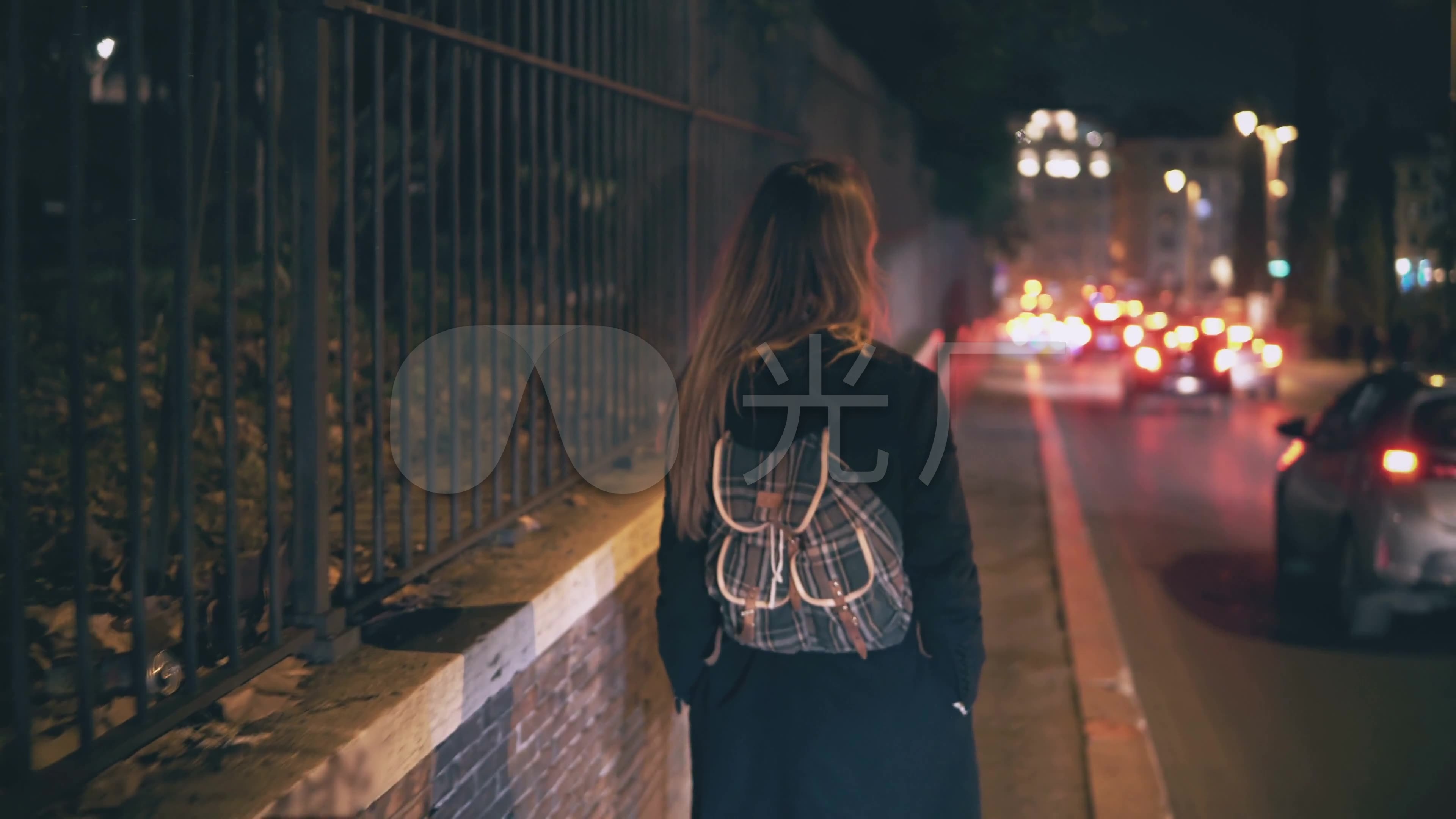 女子夜行一个人走路治安_3840x2160_高清视频素材下载