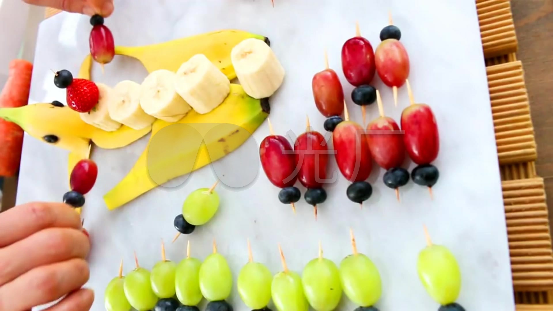 香蕉草莓蓝莓拼盘_1920X1080_高清视频素材
