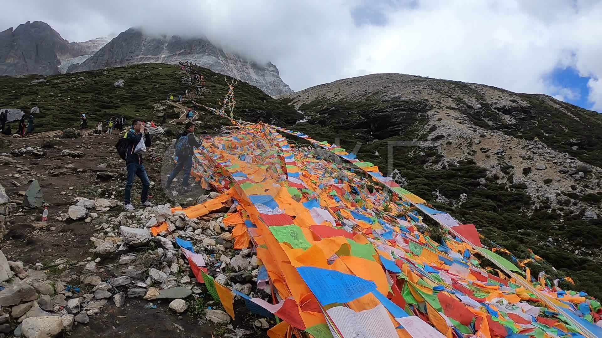 稻城亚丁牛奶海五色海经幡