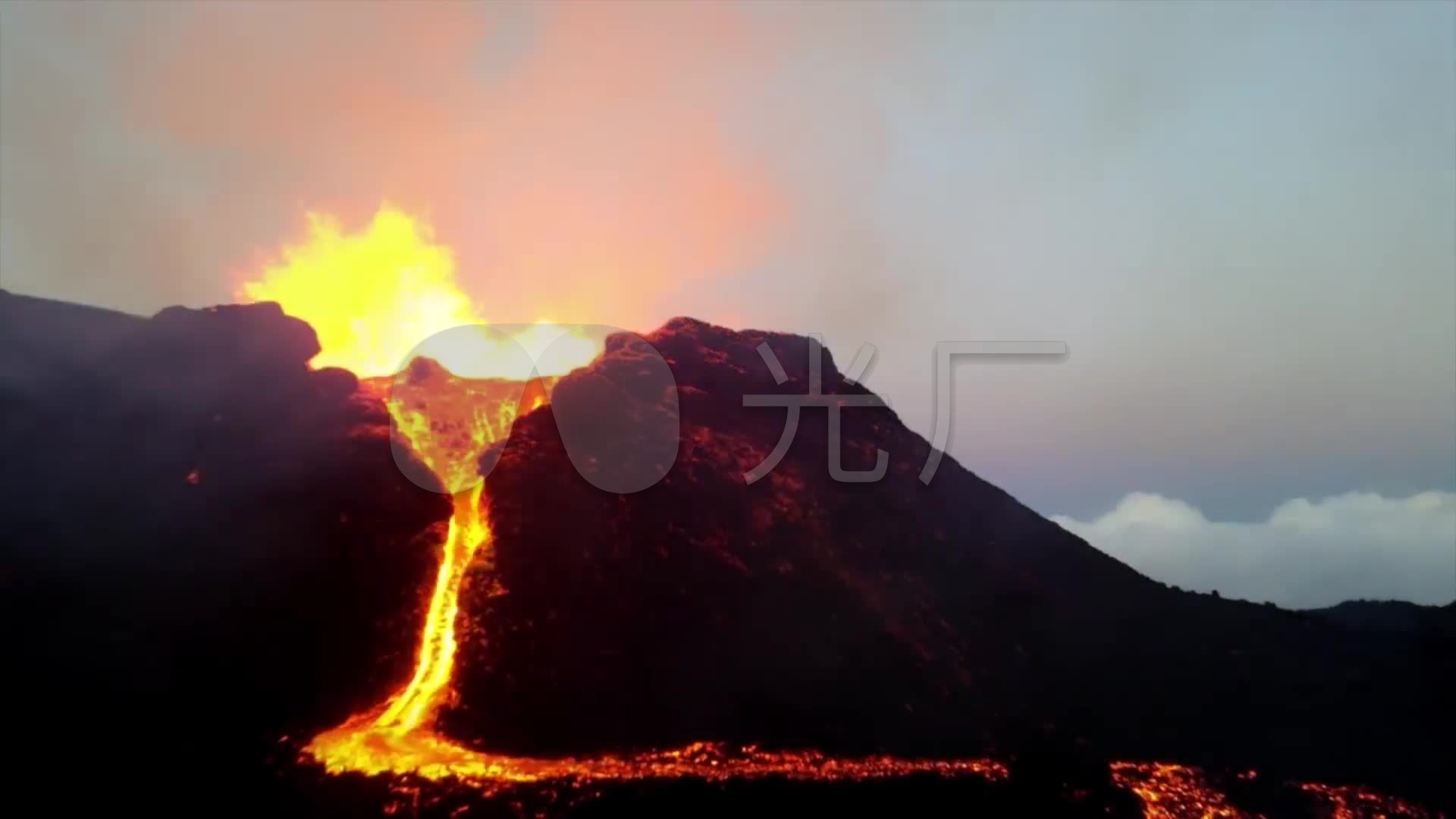 富尔奈斯火山喷发白天到夜晚的持续视频_1920x1080_高清视频素材下载