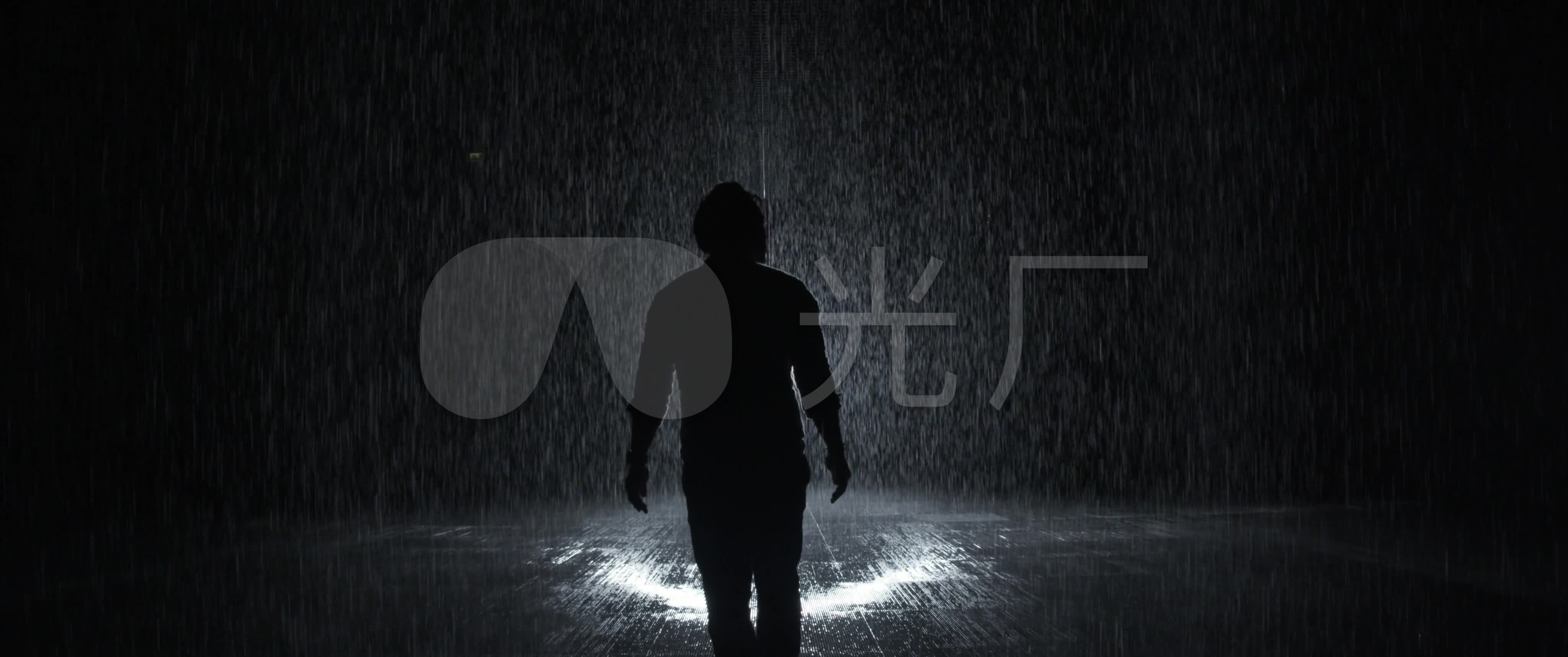 淋雨的男人雨夜中的男人_4096x1716_高清视频素材下载