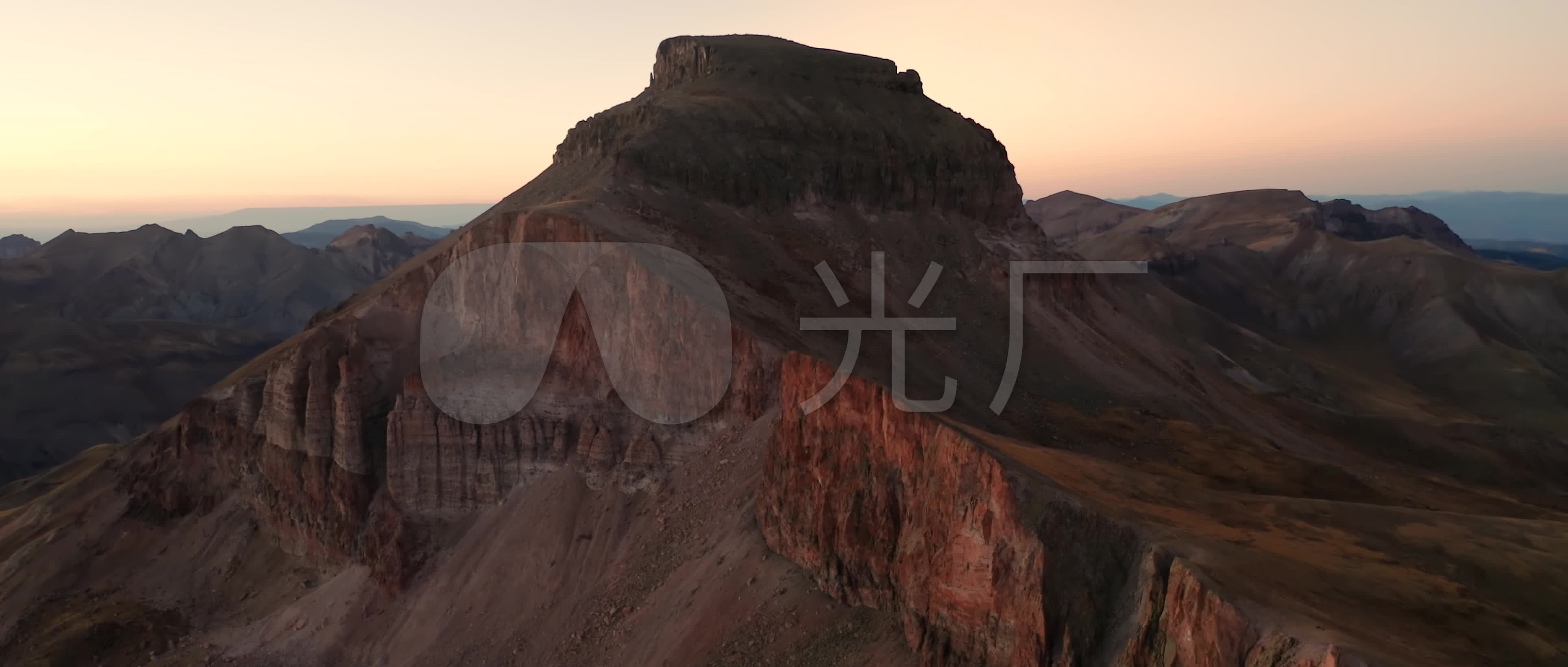 航拍美国科罗拉多落基山脉砂岩山峰荒漠戈壁_3856x