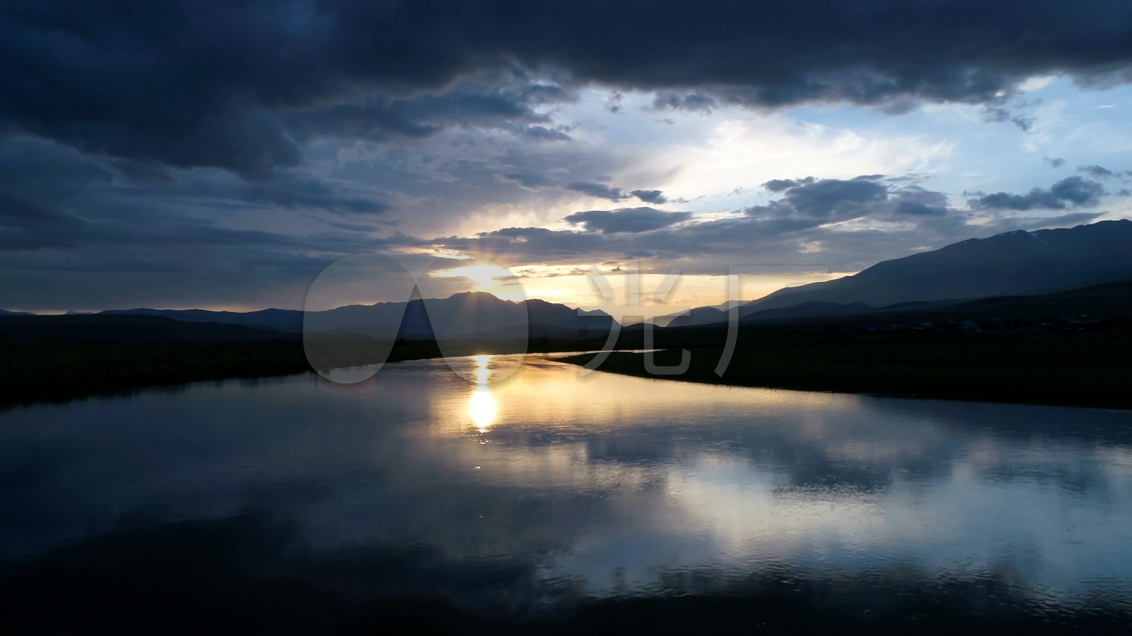 平静的湖面唯美夕阳逆光_3840x2160_高清视频素材下载