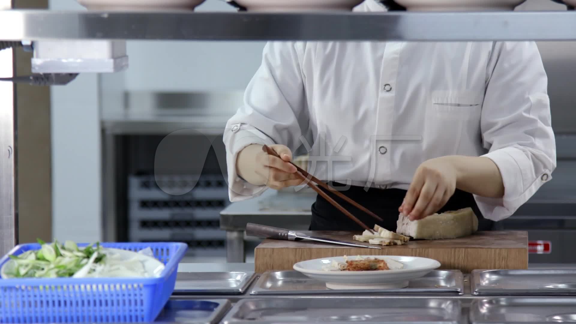 实拍高端餐厅厨房大厨做菜