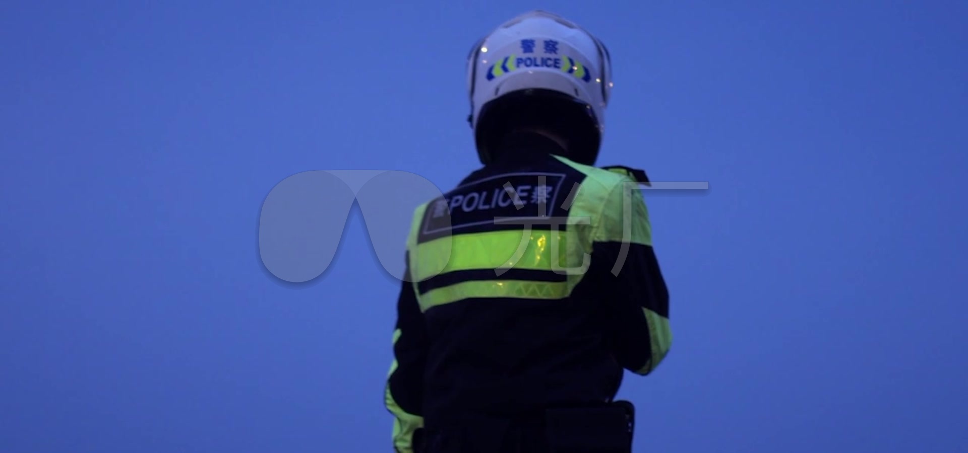 警察在路灯下孤独行走的背影_1920x900_高清视频素材下载(编号