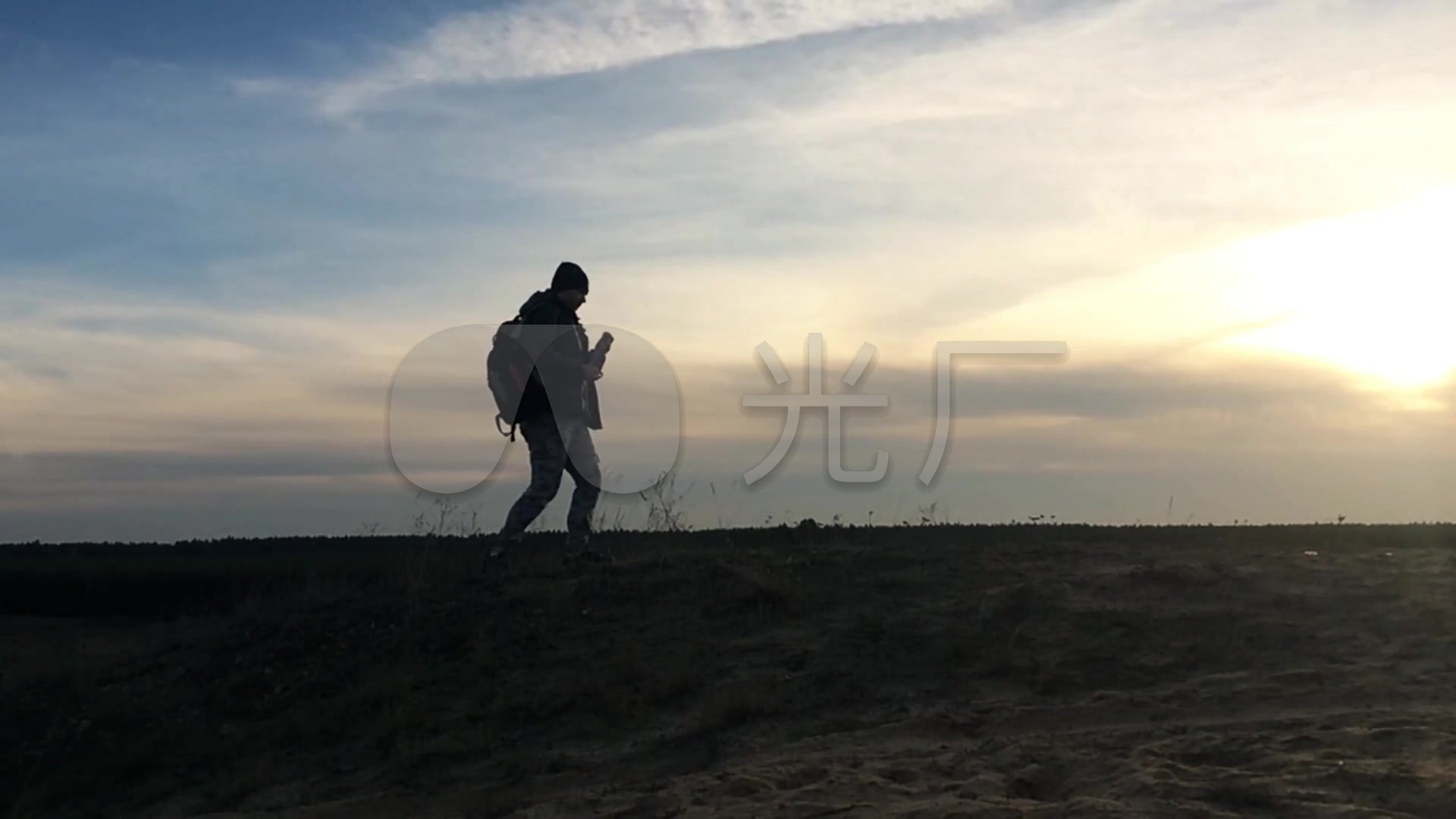 旅行者徒步旅行唯美夕阳逆光视频