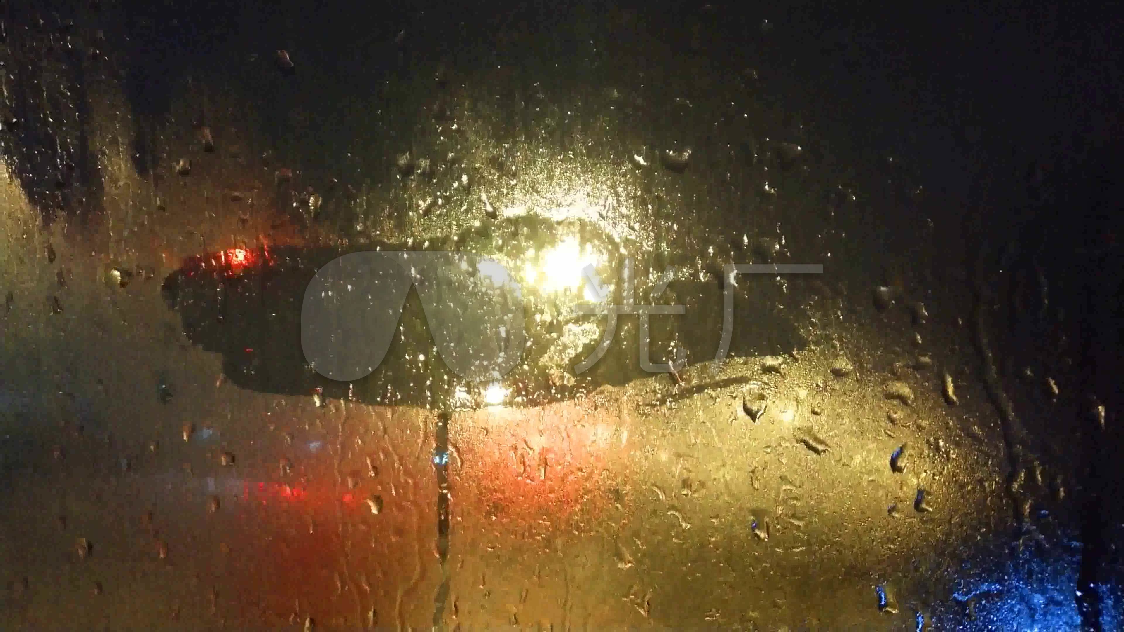 雨天透过车窗看灯光