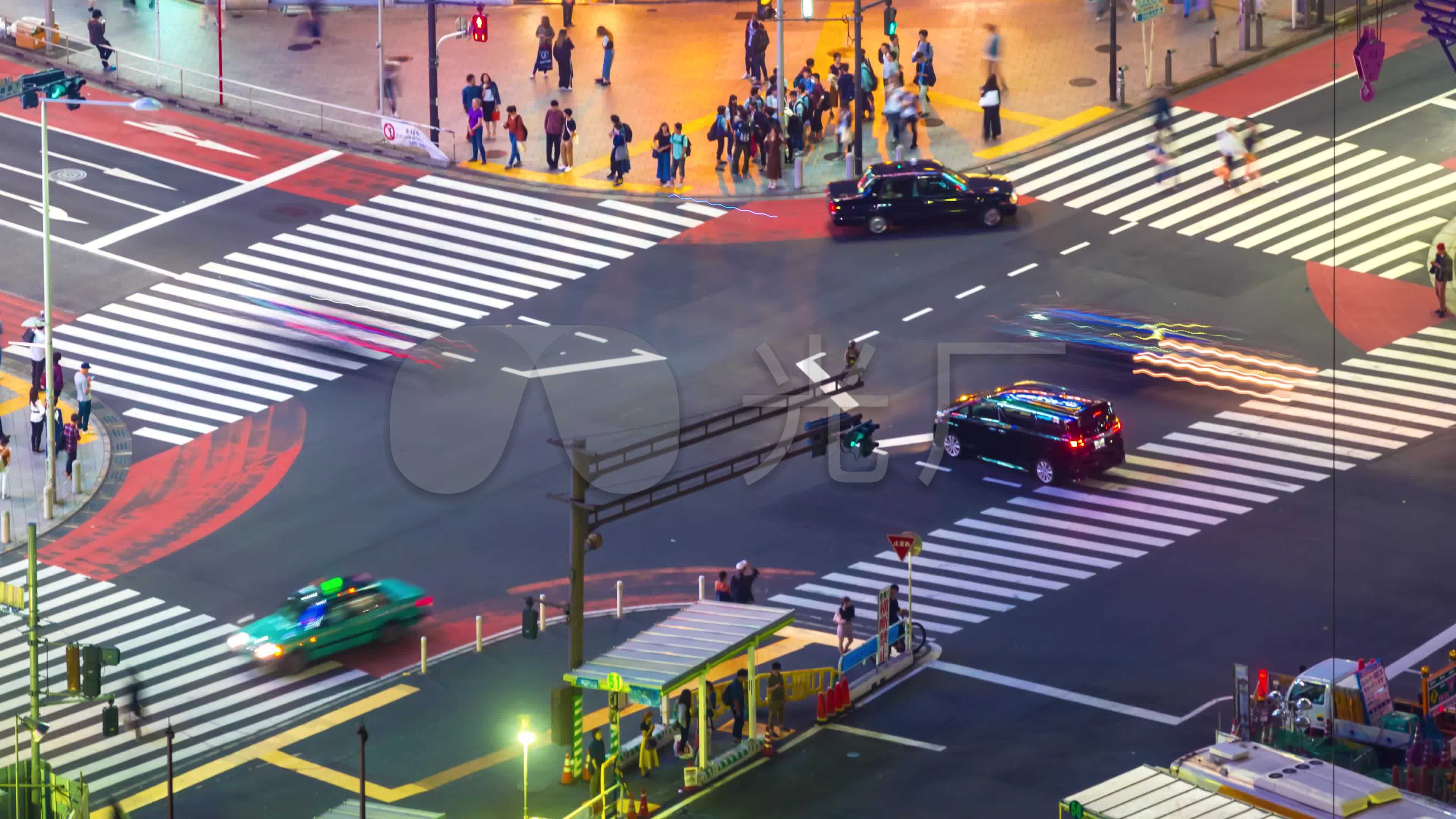 十字路口行人过马路斑马线_3840x2160_高清视频素材