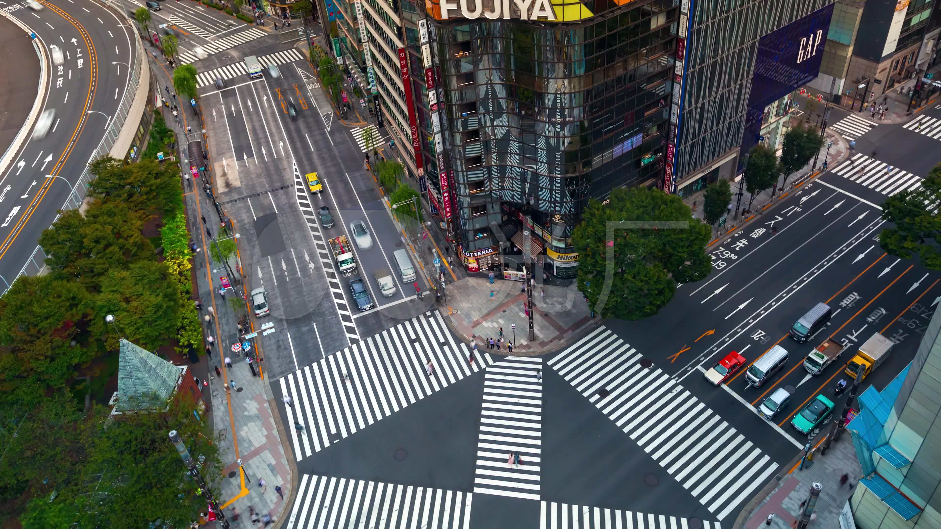 十字路口行人过马路斑马线_3840x2160_高清视频素材