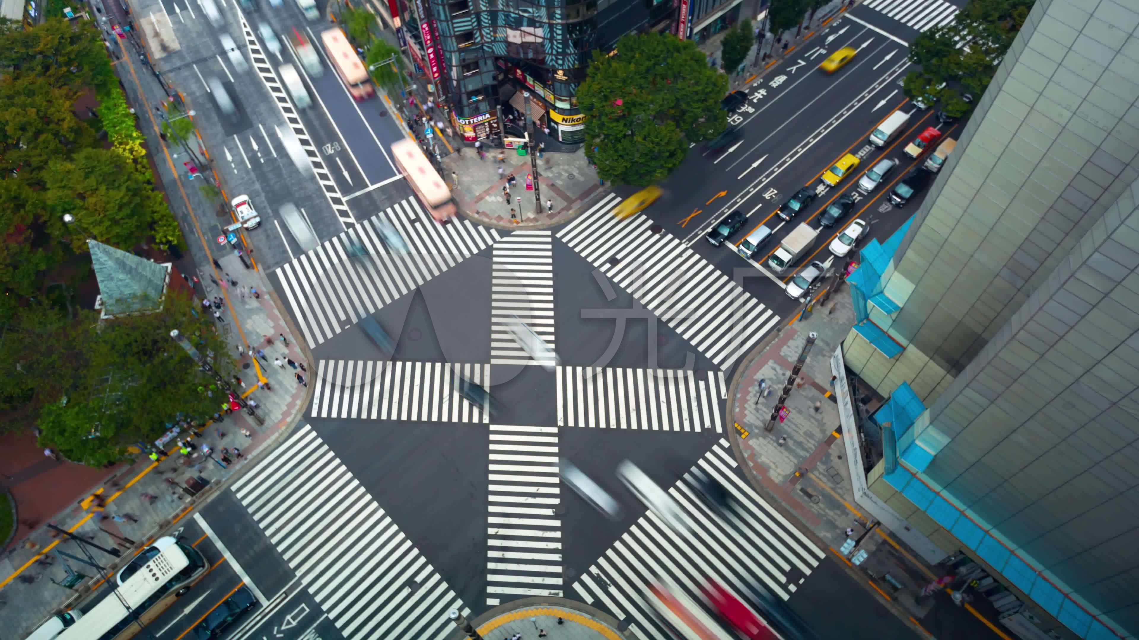 十字路口行人过马路斑马线_3840x2160_高清视频素材