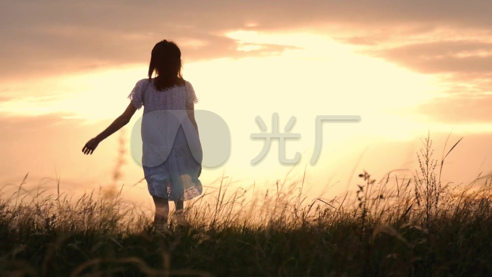 女孩在草地奔跑唯美夕阳逆光视频_1920x1080_高清视频